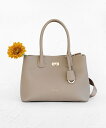 TOCCA（トッカ）ESPOIRE LEATHERBAG バッグ2023SPRINGSUMMERCOLLECTIONノーブルでエレガントな表情をもつ牛床革のハンドバッグは、クローバーモチーフのキーリングチやひねり金具がリュクスなアクセント。中は3つのコンパートメントになっていて、センターは天ファスナー、フロントはひねり金具で開閉が可能です。マチがしっかりあるので収納力たっぷり。内側にはオープン・ファスナーポケットが付いていて整理もしやすい仕様になっています。肩入れが良くグリップしやすいハンドルや取り外し可能な太目のショルダーなど、荷物が多めの時、負担が少ない様に考えられたディテールも嬉しいポイント。通勤はもちろん、フォーマルな学校行事などのきれい目なスタイリングにも好相性のアイテムです。【対応しているもの】・長財布（約10×20cm）・ペットボトル横向き（500ml）（縦向きで入れるとキャップがやや見える程度）【仕様】・内ポケット：オープンポケット1、ファスナーポケット2型番：BOTZSM0041-3-a GS4369【採寸】サイズ幅高さマチ持ち手重量(g)F27.520.514.036.0650商品のサイズについて【商品詳細】中国素材：ベージュ系/ブラック系：[表地]床革（牛）[裏地]ポリエステルサイズ：F[F]※画面上と実物では多少色具合が異なって見える場合もございます。ご了承ください。商品のカラーについて 【予約商品について】 ※「先行予約販売中」「予約販売中」をご注文の際は予約商品についてをご確認ください。■重要なお知らせ※ 当店では、ギフト配送サービス及びラッピングサービスを行っておりません。ご注文者様とお届け先が違う場合でも、タグ（値札）付「納品書 兼 返品連絡票」同梱の状態でお送り致しますのでご了承ください。 ラッピング・ギフト配送について※ 2点以上ご購入の場合、全ての商品が揃い次第一括でのお届けとなります。お届け予定日の異なる商品をお買い上げの場合はご注意下さい。お急ぎの商品がございましたら分けてご購入いただきますようお願い致します。発送について ※ 買い物カートに入れるだけでは在庫確保されませんのでお早めに購入手続きをしてください。当店では在庫を複数サイトで共有しているため、同時にご注文があった場合、売切れとなってしまう事がございます。お手数ですが、ご注文後に当店からお送りする「ご注文内容の確認メール」をご確認ください。ご注文の確定について ※ Rakuten Fashionの商品ページに記載しているメーカー希望小売価格は、楽天市場「商品価格ナビ」に登録されている価格に準じています。 商品の価格についてTOCCATOCCAのトートバッグバッグご注文・お届けについて発送ガイドラッピンググッズ3,980円以上送料無料ご利用ガイド