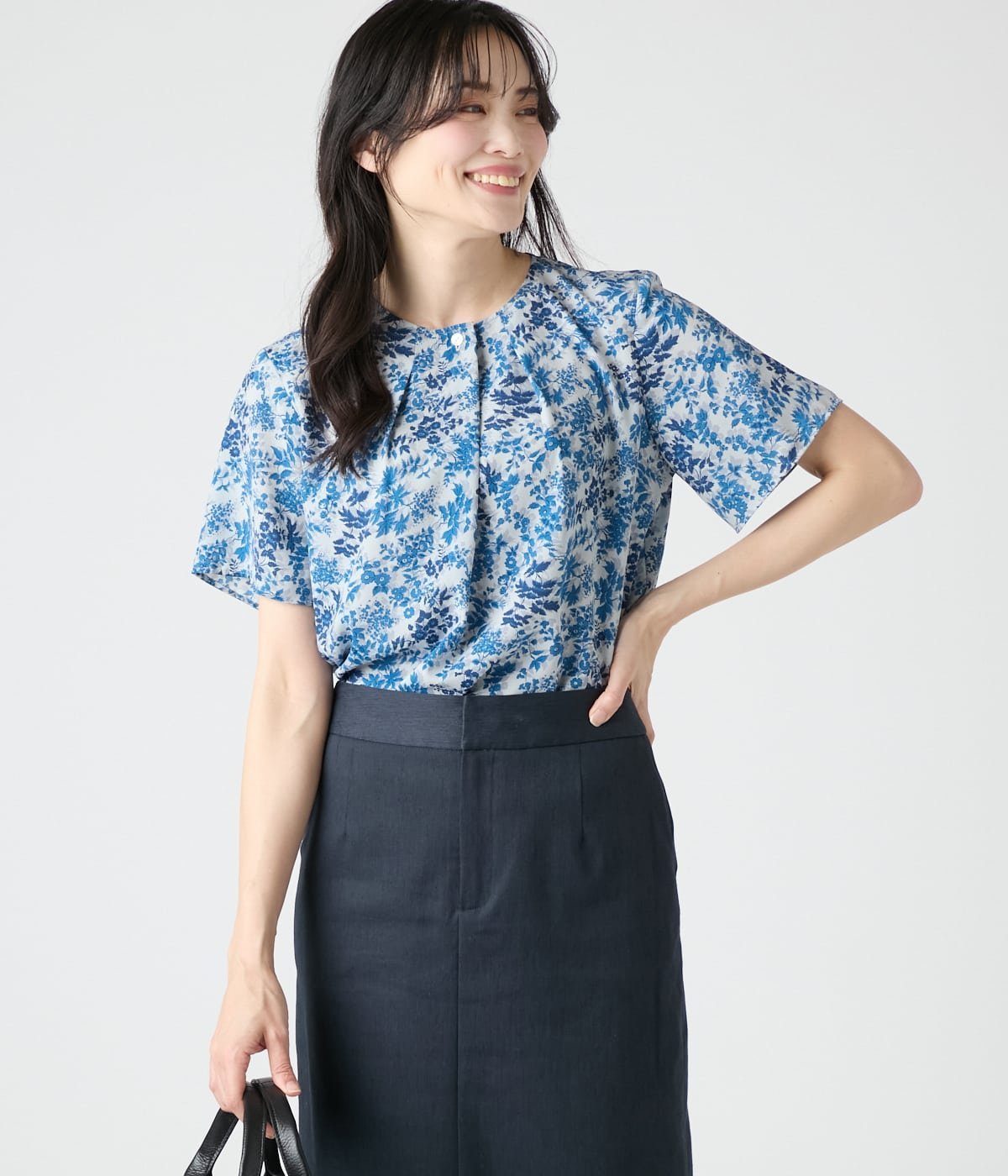 NEWYORKER WOMEN シャドーフラワー ラウンドタックブラウス ニューヨーカー トップス シャツ・ブラウス ブルー