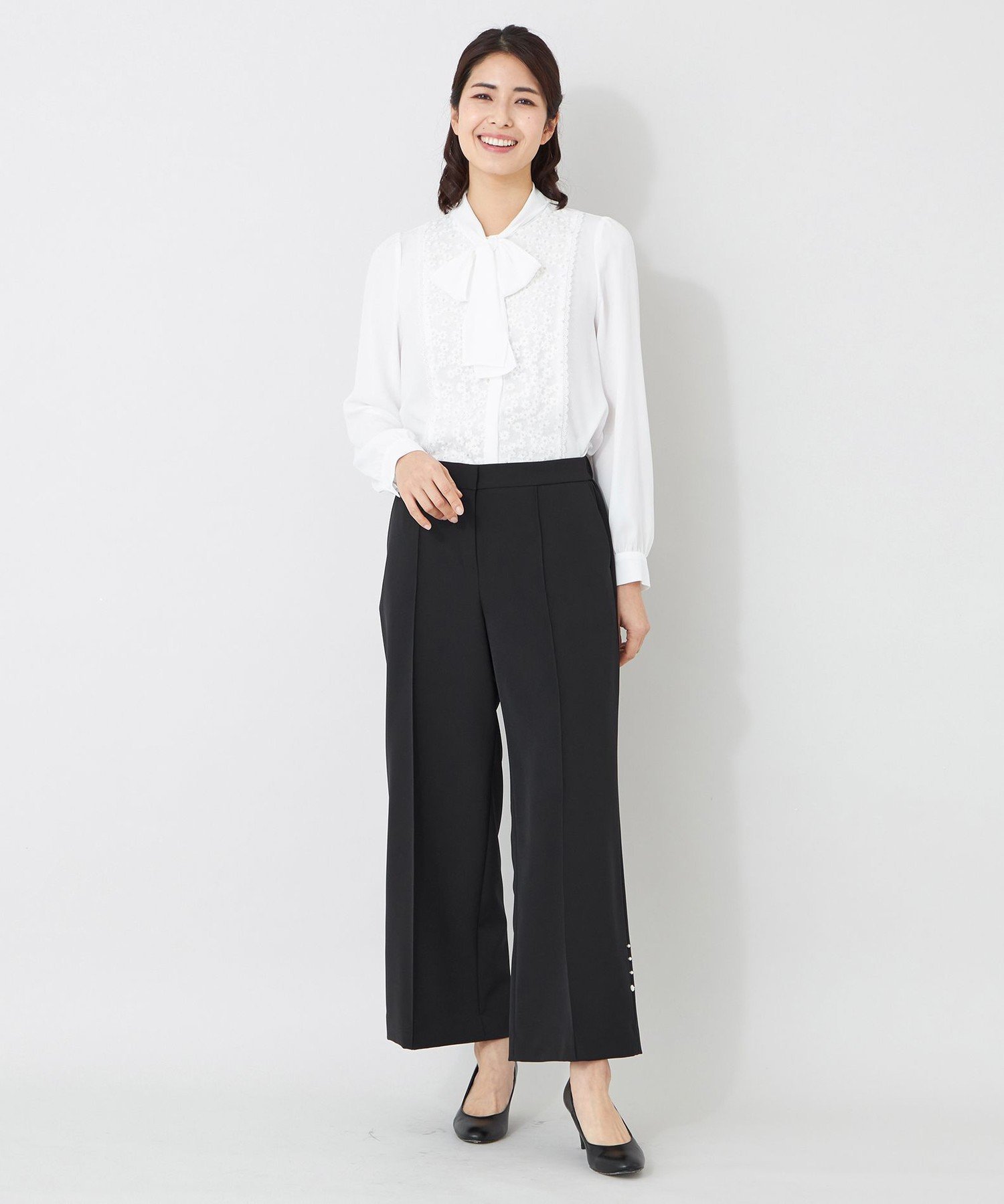 TO BE CHIC 【L】フロントフラワー刺しゅう ブラウス サンヨー エルサイズ トップス シャツ・ブラウス ブラック ホワイト