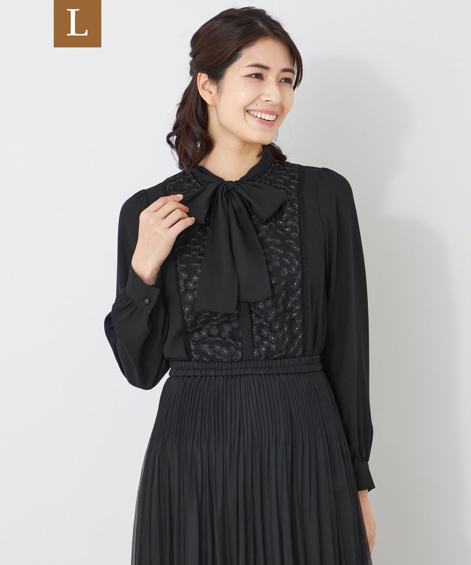 TO BE CHIC 【L】フロントフラワー刺しゅう ブラウス サンヨー エルサイズ トップス シャツ・ブラウス ブラック ホワイト