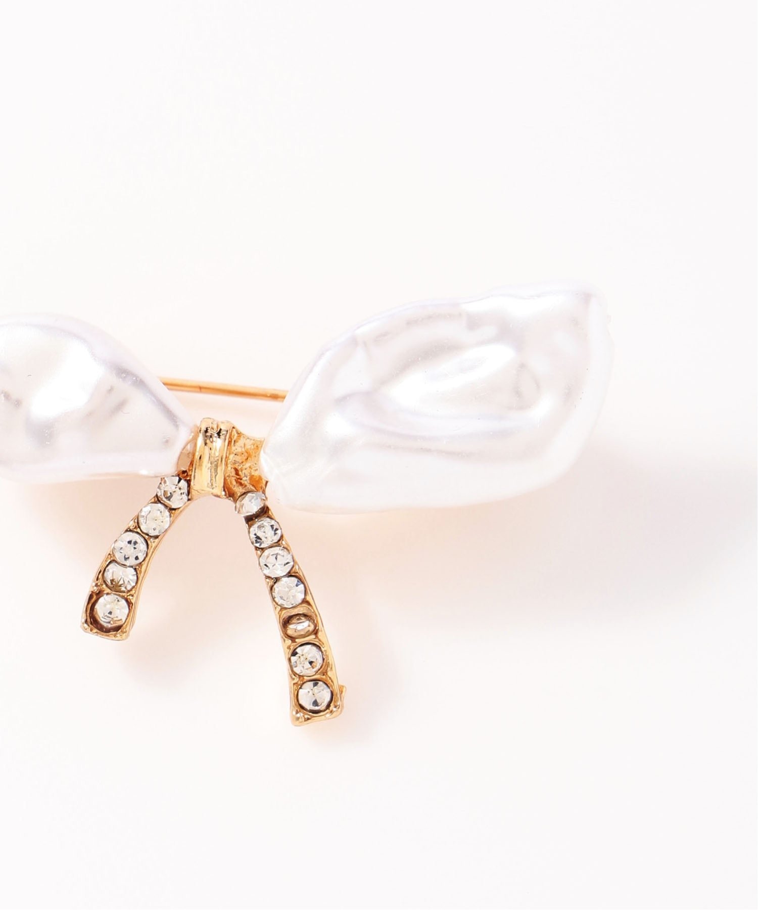 FReePLACe FReePLACe/(W)パール リボンデザイン ブローチ ミニョントレフル ルームヨンマルサンセレクティッド アクセサリー・腕時計 ブローチ・コサージュ・バッジ ホワイト