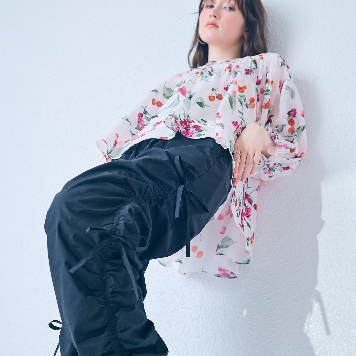 Audie a Muses チェリープリントボリュームブラウス ローズティアラ トップス シャツ・ブラウス ホワイト ブラック【送料無料】