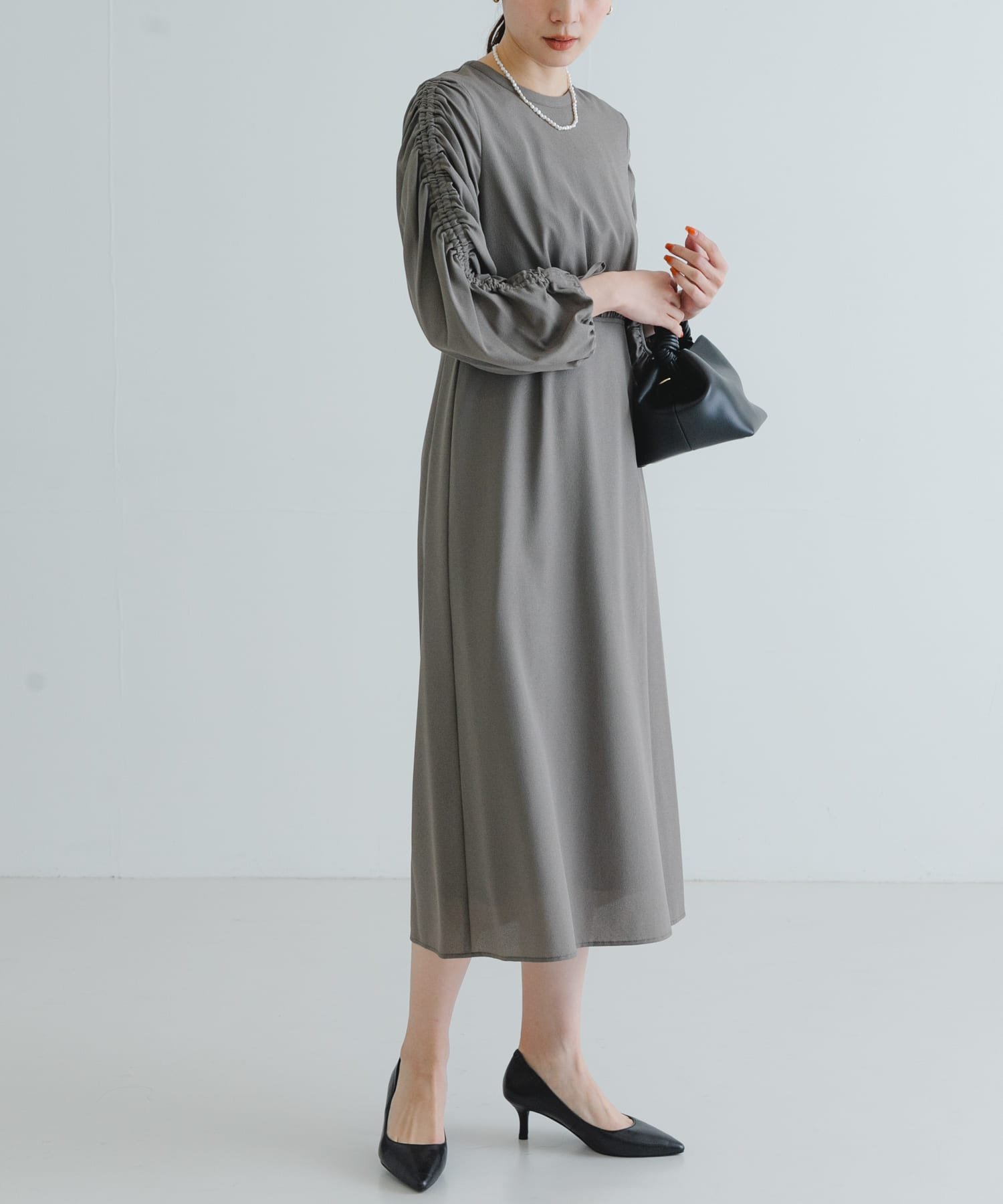 【SALE／60%OFF】URBAN RESEARCH LA MAISON ギャザースリーブワンピース アーバンリサーチ ワンピース・ドレス ワンピース ブルー ブラック カーキグリーン【送料無料】のサムネイル