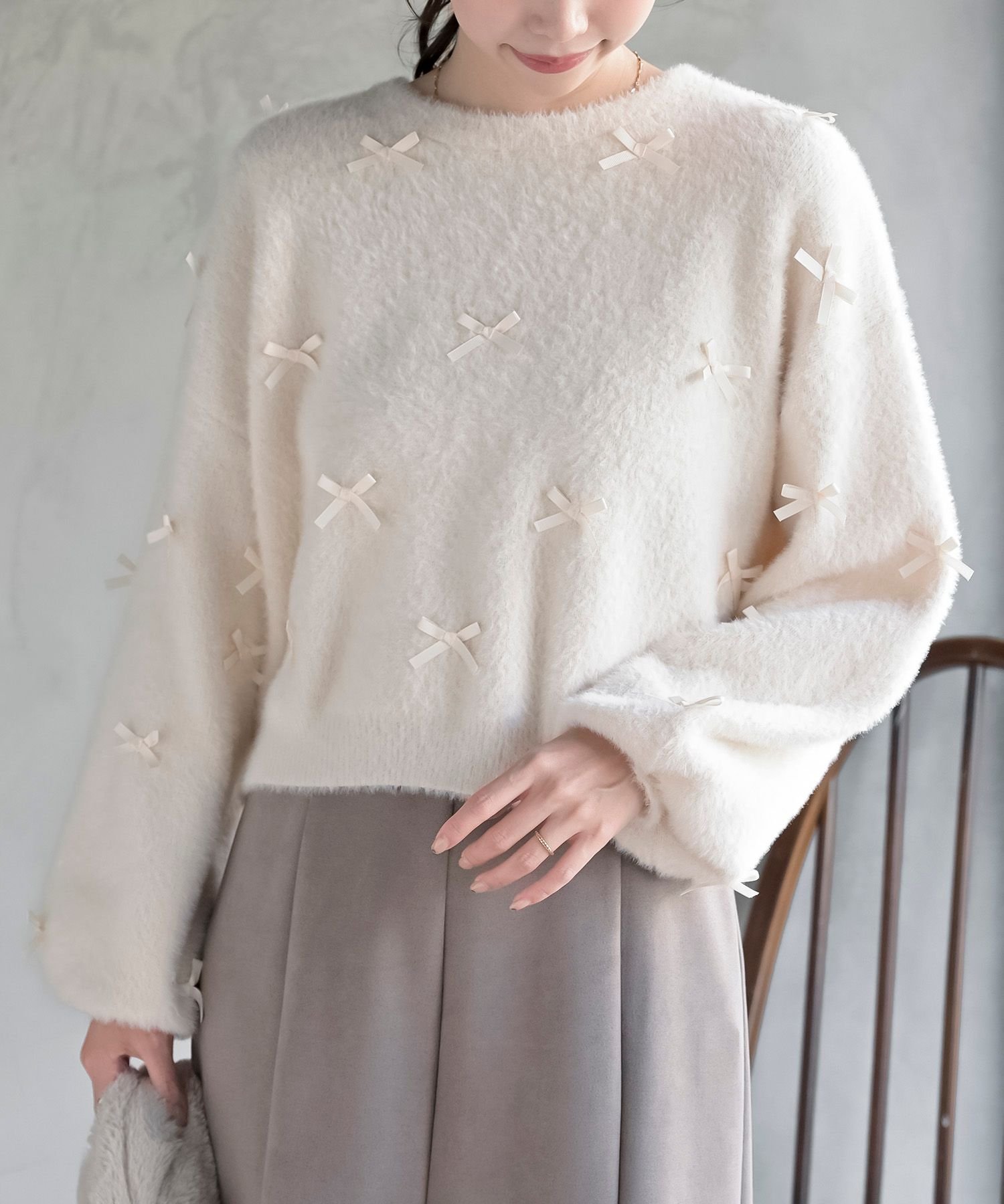 rps リボンモチーフ付きフェザーニットプルオーバー アールピーエス トップス ニット ピンク グレー ホワイトのサムネイル