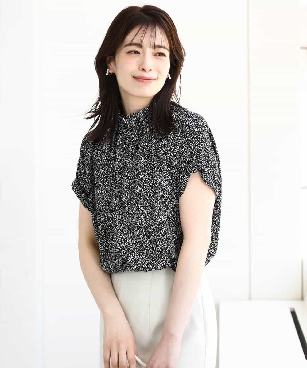 OFUON モノトーンリーフ柄ブラウス/洗える/WEB限定サイズあり オフオン トップス シャツ・ブラウス ブラック ホワイト