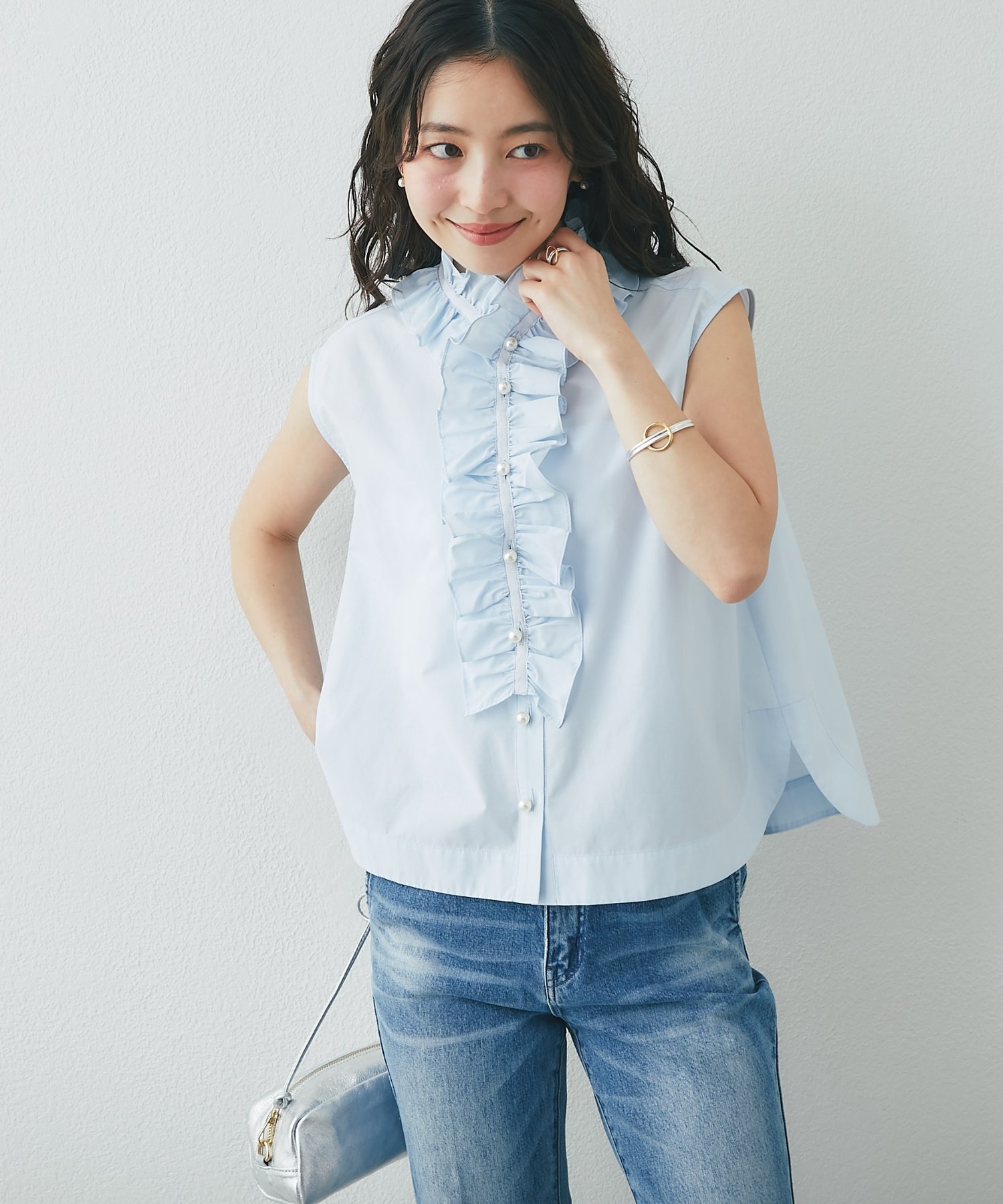 La boutique BonBon 【今すぐお届け・取り外せるフリル】フリルタイノースリ2WAYブラウス ラブティックボンボン トップス シャツ・ブラウス ホワイト ブルー ネイビー