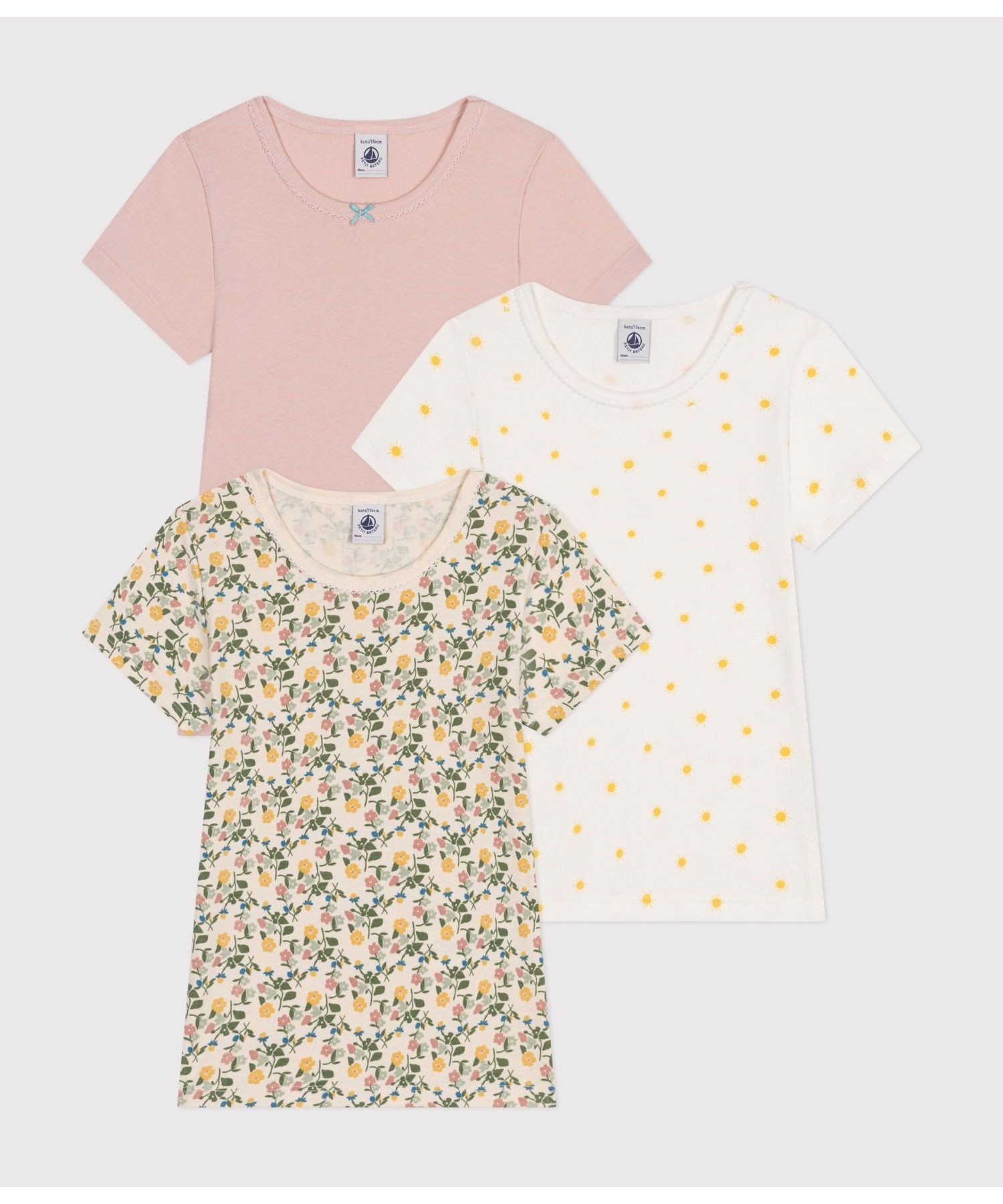 PETIT BATEAU（プチバトー）半袖Tシャツ3枚組可憐なフラワープリント、愛らしい太陽プリント、シンプルなプレーンカラーで揃えた半袖Tシャツ3枚セットです。第二の肌と呼ばれるほど心地よい肌触りの1x1リブ編み素材を使用し、快適な着心地を実現しています。ピコレースやリボンがあしらわれたキュートなデザインが人気のおすすめアイテムです。型番：A0A3RA-00-040 KE7385【採寸】サイズ着丈身幅袖丈2才 86cm36.5cm25cm9.2cm3才 95cm38.5cm25.5cm9.7cm4才 104cm40cm26.5cm10.2cm5才 110cm42cm27.5cm10.9cm商品のサイズについて【商品詳細】モロッコ素材：コットン100%サイズ：2才 86cm、3才 95cm、4才 104cm、5才 110cm※画面上と実物では多少色具合が異なって見える場合もございます。ご了承ください。商品のカラーについて 【予約商品について】 ※「先行予約販売中」「予約販売中」をご注文の際は予約商品についてをご確認ください。PETIT BATEAU（プチバトー）半袖Tシャツ3枚組可憐なフラワープリント、愛らしい太陽プリント、シンプルなプレーンカラーで揃えた半袖Tシャツ3枚セットです。第二の肌と呼ばれるほど心地よい肌触りの1x1リブ編み素材を使用し、快適な着心地を実現しています。ピコレースやリボンがあしらわれたキュートなデザインが人気のおすすめアイテムです。型番：A0A3RA-00-040 KE7385【採寸】サイズ着丈身幅袖丈2才 86cm36.5cm25cm9.2cm3才 95cm38.5cm25.5cm9.7cm4才 104cm40cm26.5cm10.2cm5才 110cm42cm27.5cm10.9cm商品のサイズについて【商品詳細】モロッコ素材：コットン100%サイズ：2才 86cm、3才 95cm、4才 104cm、5才 110cm※画面上と実物では多少色具合が異なって見える場合もございます。ご了承ください。商品のカラーについて 【予約商品について】 ※「先行予約販売中」「予約販売中」をご注文の際は予約商品についてをご確認ください。■重要なお知らせ※ 当店では、ギフト配送サービス及びラッピングサービスを行っておりません。ご注文者様とお届け先が違う場合でも、タグ（値札）付「納品書 兼 返品連絡票」同梱の状態でお送り致しますのでご了承ください。 ラッピング・ギフト配送について※ 2点以上ご購入の場合、全ての商品が揃い次第一括でのお届けとなります。お届け予定日の異なる商品をお買い上げの場合はご注意下さい。お急ぎの商品がございましたら分けてご購入いただきますようお願い致します。発送について ※ 買い物カートに入れるだけでは在庫確保されませんのでお早めに購入手続きをしてください。当店では在庫を複数サイトで共有しているため、同時にご注文があった場合、売切れとなってしまう事がございます。お手数ですが、ご注文後に当店からお送りする「ご注文内容の確認メール」をご確認ください。ご注文の確定について ※ Rakuten Fashionの商品ページに記載しているメーカー希望小売価格は、楽天市場「商品価格ナビ」に登録されている価格に準じています。 商品の価格についてPETIT BATEAUPETIT BATEAUのその他のインナー・ルームウェアインナー・ルームウェアご注文・お届けについて発送ガイドラッピンググッズ3,980円以上送料無料ご利用ガイド