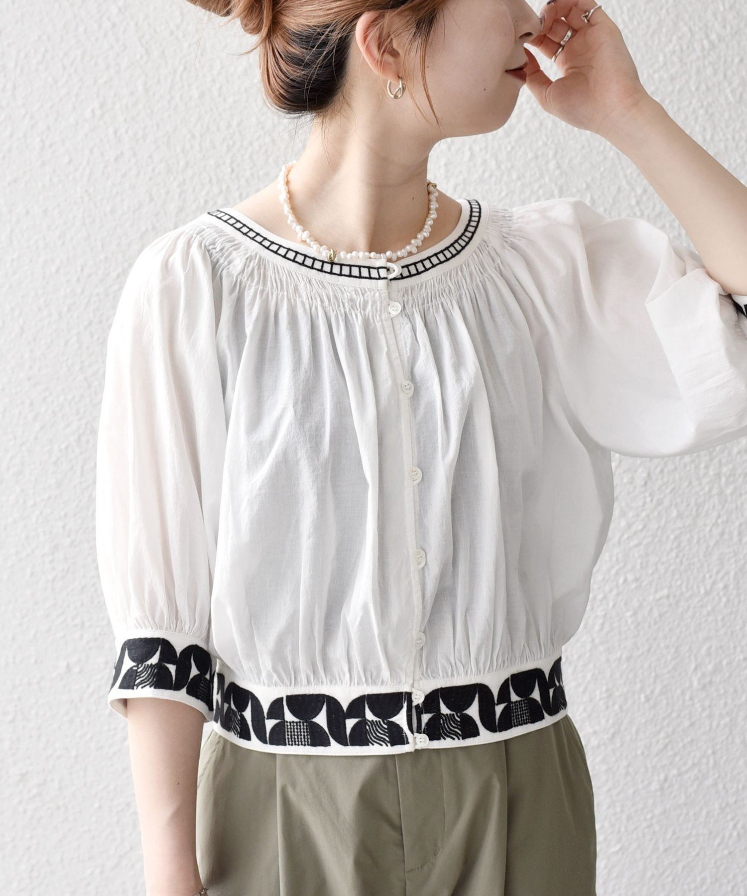 SHIPS any bon_meur:＜洗濯機可能＞ジオメトリック エンブロイダリー シャーリング ブラウス シップス トップス シャツ・ブラウス ホワイト ワインレッド【送料無料】のサムネイル