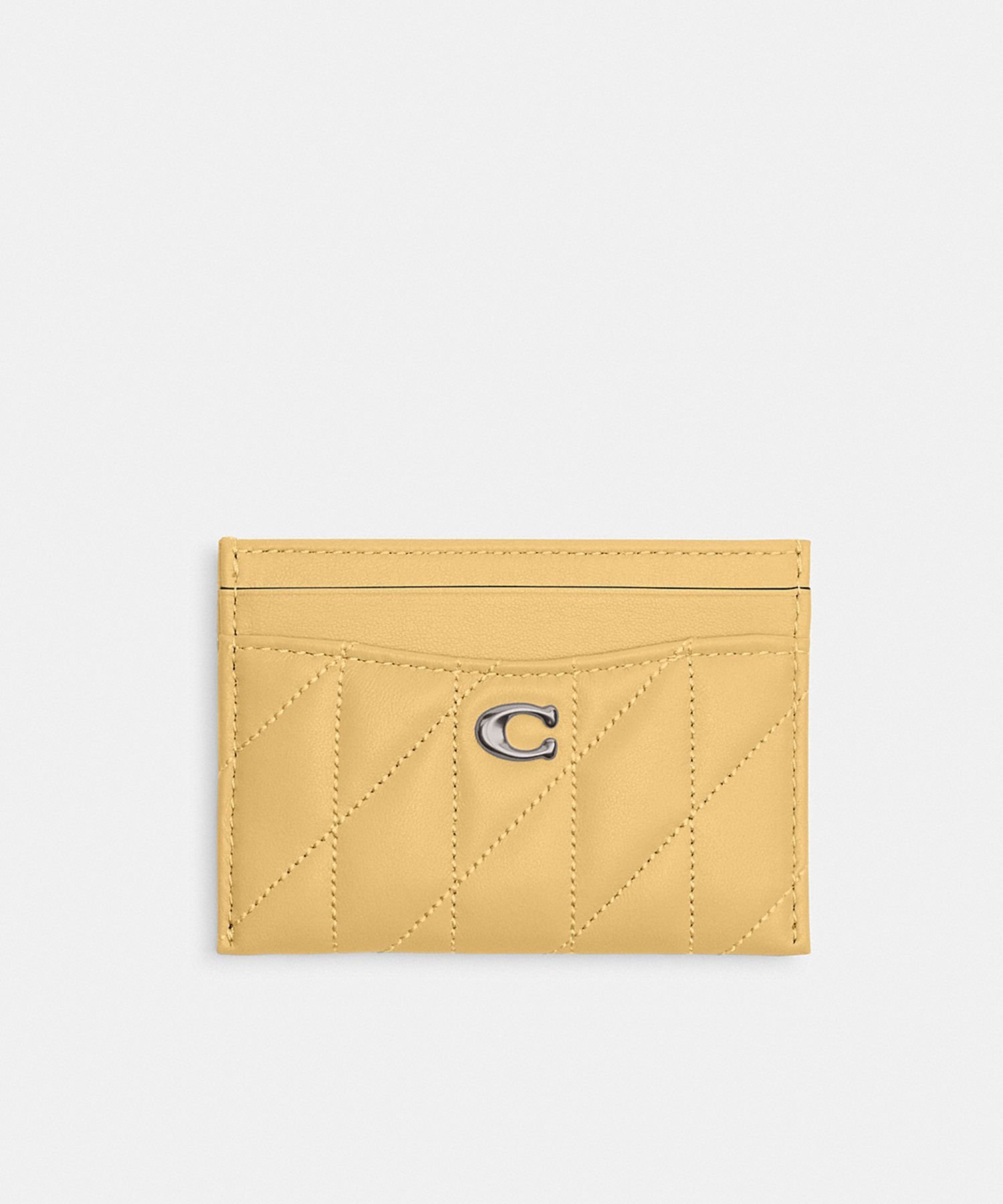 COACH（コーチ）カード ケース・ピロー キルティングカードケース・ピローキルティングキャッシュレス派にとって財布代わりにもなるカードケース。ふっくら柔らかいキルティング加工を施したレザーに、コーチの“C”のハードウェアをあしらいました。...