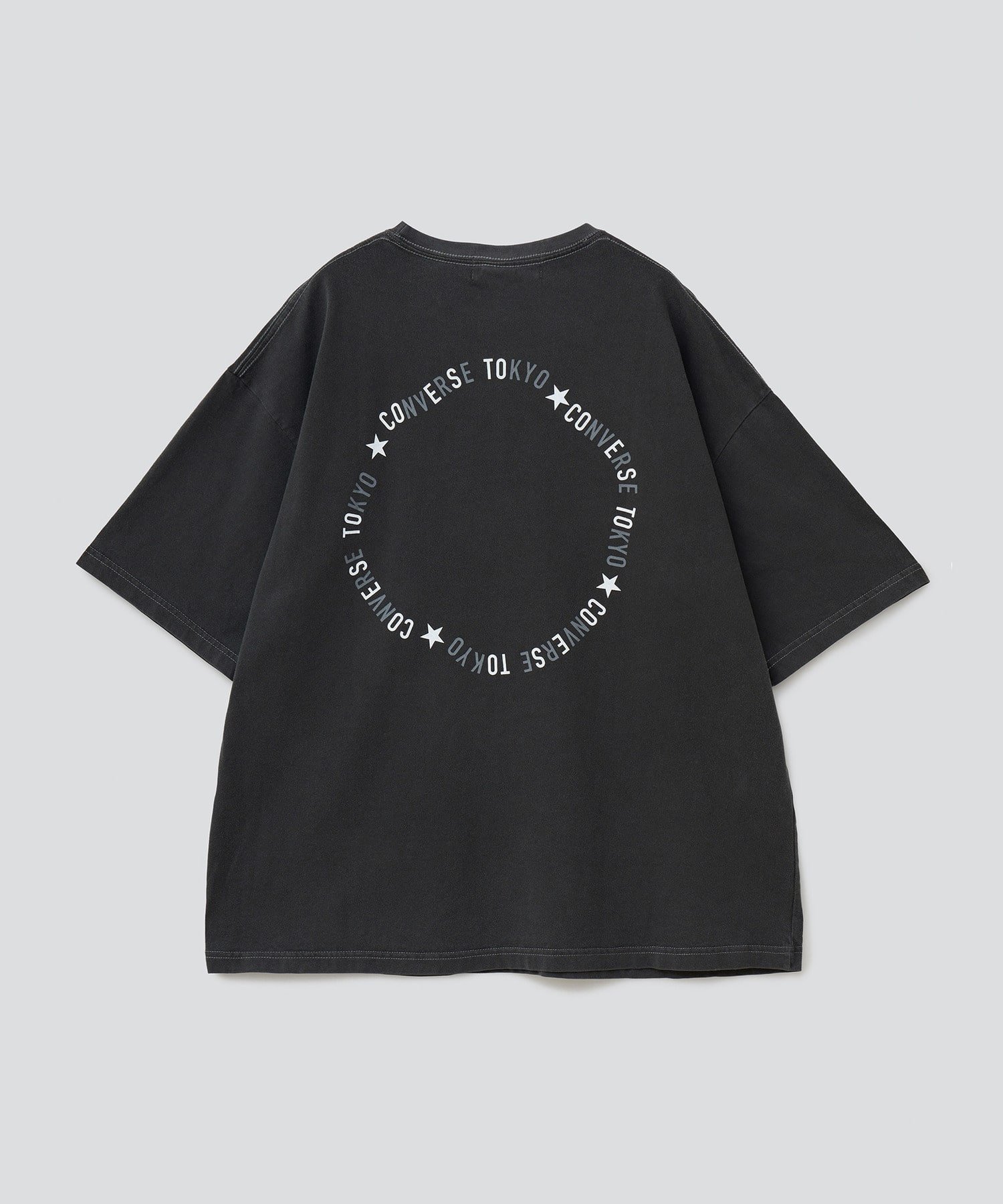 CONVERSE TOKYO（コンバーストウキョウ）PIGMENT DYE CIRCLE LOGO BACK PRINT TEE■デザインピグメント加工を施し、ヴィンテージ古着のような風合いを表現したレトロなロゴとカラーリングがポイントのTシャツ。背面には絶妙な色合いのサークルロゴが入り、胸元にはシンプルな星★ワッペンを施しています。オーバーサイズのシルエットで、ユニセックスで着用可能なロングシーズン活躍するアイテム◎しっかりとしたリブや身幅のルーズ感でトレンド要素を出しています。■素材張りもありつつ、柔らかい素材感で着心地◎特殊な洗いで生地表面を毛羽立たせることで、よりヴィンテージライクに仕上げています。■コーディネートスラックスやキレイ目なシャツなどと合わせるのがおすすめ。※商品画像に関しては出来る限り忠実に表示出来るよう努めておりますが、撮影時の光や角度、お客様がご利用のモニターの設定及び特性により、実際の商品と比較し色味に若干の誤差が生じる場合があります。※取り扱い方法について・商品の加工により部分的に若干の色むら、色違いが生じることがあります。・この商品はピグメント（顔料）を使用している為、強く擦ると他の部分に色がつくことがあります。この場合はすぐに洗濯をしてください。時間がたつと取れにくくなります。・洗濯の際、漂白剤のご使用はお避け下さい。・長時間ぬれたままにしておくと移染しやすいので他の物と別々に洗い、すすぎを十分にしてください。・濡れたまま重ねたり丸めたりすると色移り、色落ちすることがありますので洗濯後は形を整えて直ちに干してください。・タンブラー乾燥機のご使用はお避け下さい。型番：A2833UTS155-03-9 JB0393【採寸】サイズ身幅肩幅着丈そで丈そで周りFREE6159.56723.543商品のサイズについて【商品詳細】サイズ：FREE※画面上と実物では多少色具合が異なって見える場合もございます。ご了承ください。商品のカラーについて 【予約商品について】 ※「先行予約販売中」「予約販売中」をご注文の際は予約商品についてをご確認ください。■重要なお知らせ※ 当店では、ギフト配送サービス及びラッピングサービスを行っておりません。ご注文者様とお届け先が違う場合でも、タグ（値札）付「納品書 兼 返品連絡票」同梱の状態でお送り致しますのでご了承ください。 ラッピング・ギフト配送について※ 2点以上ご購入の場合、全ての商品が揃い次第一括でのお届けとなります。お届け予定日の異なる商品をお買い上げの場合はご注意下さい。お急ぎの商品がございましたら分けてご購入いただきますようお願い致します。発送について ※ 買い物カートに入れるだけでは在庫確保されませんのでお早めに購入手続きをしてください。当店では在庫を複数サイトで共有しているため、同時にご注文があった場合、売切れとなってしまう事がございます。お手数ですが、ご注文後に当店からお送りする「ご注文内容の確認メール」をご確認ください。ご注文の確定について ※ Rakuten Fashionの商品ページに記載しているメーカー希望小売価格は、楽天市場「商品価格ナビ」に登録されている価格に準じています。 商品の価格についてCONVERSE TOKYOCONVERSE TOKYOのカットソー・Tシャツトップスご注文・お届けについて発送ガイドラッピンググッズ3,980円以上送料無料ご利用ガイド