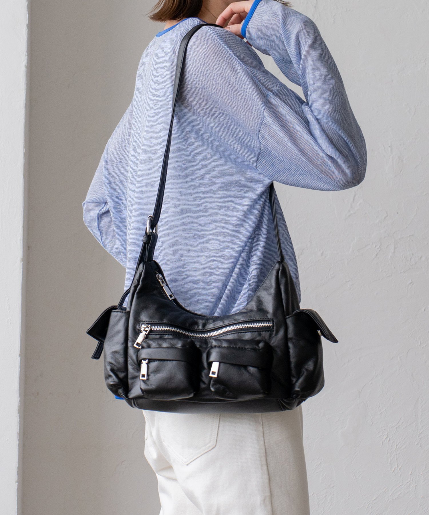 【SALE／33%OFF】aroco アウトポケットミニショルダーバッグ ヴィータフェリーチェ バッグ ショルダーバッグ シルバー ブラック【送料無料】のサムネイル