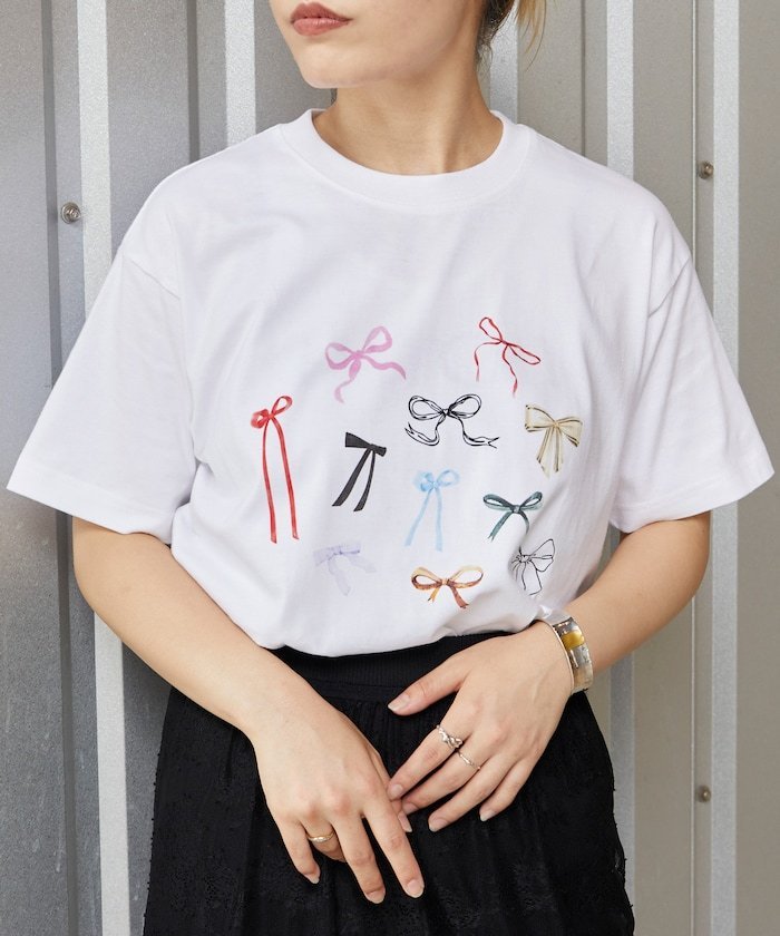 【SALE／20%OFF】Firsthand オーガニックコットンマルチリボンプリントTシャツ / フロントデザインTシャツ / 半袖TEE 24SS フリークスストア トップス カットソー・Tシャツ ホワイト【送料無料】のサムネイル