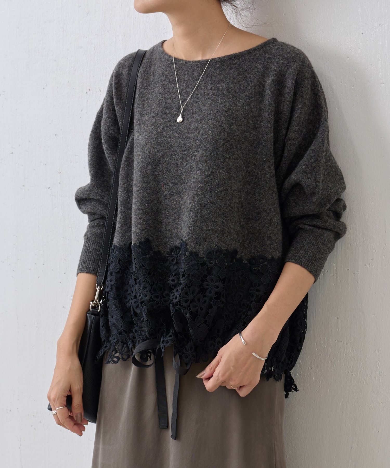 BEARDSLEY 裾レースニット ビアズリー トップス ニット ベージュ グレー【送料無料】のサムネイル