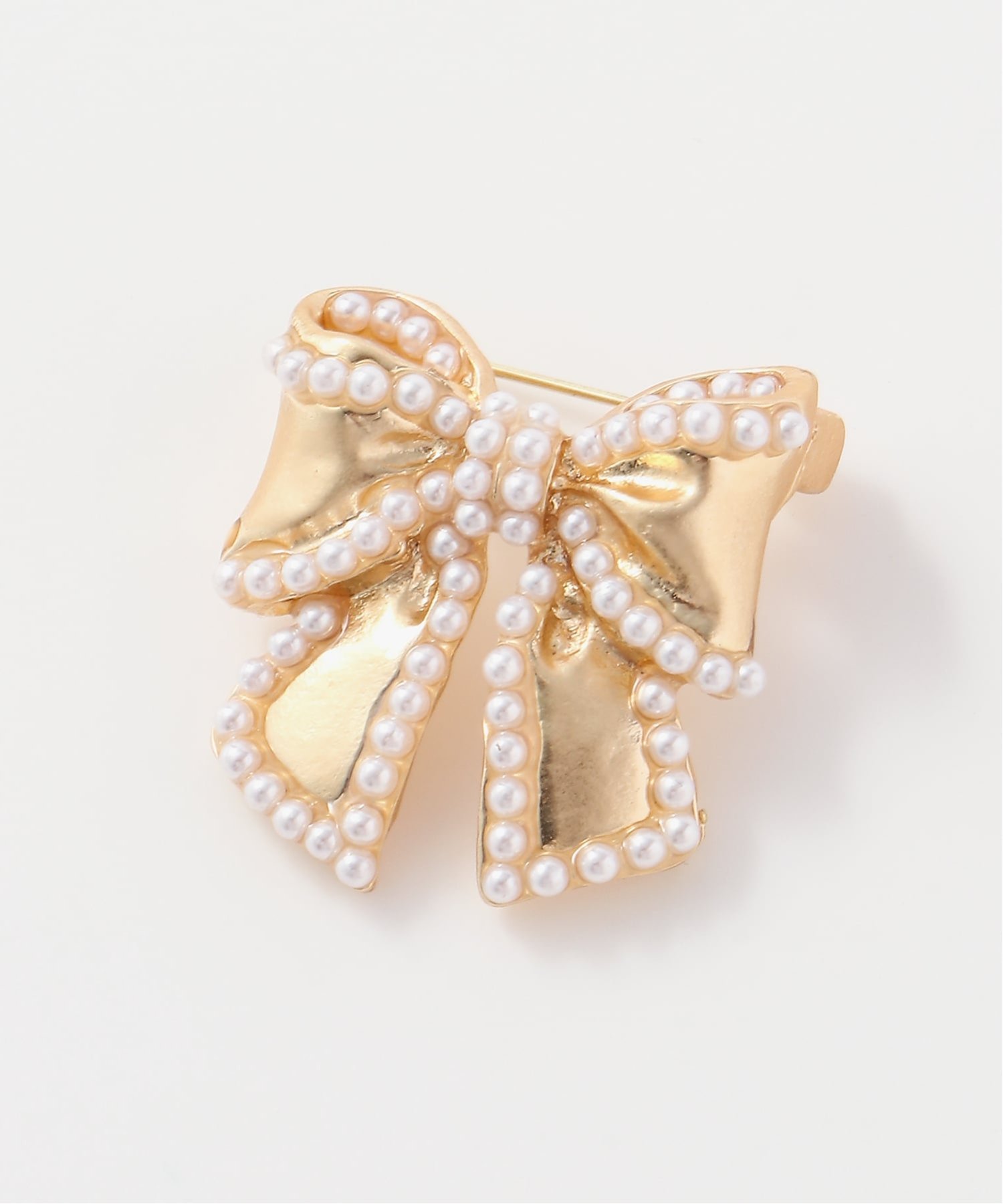 FReePLACe FReePLACe/(W)フラワー リボン パールブローチ ミニョントレフル ルームヨンマルサンセレクティッド アクセサリー・腕時計 ブローチ・コサージュ・バッジ ホワイト グレー