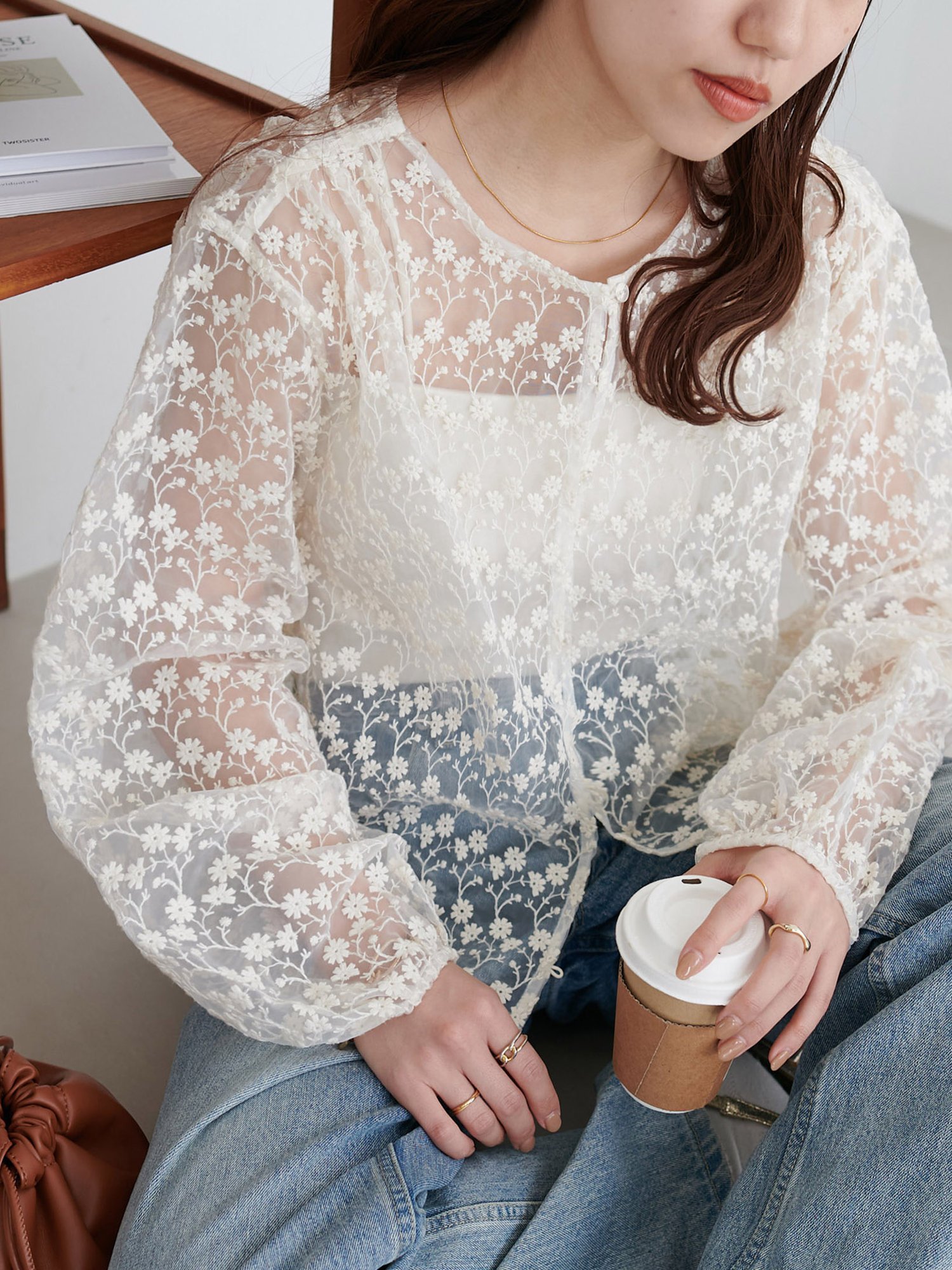 Discoat 【春の"推しトップス"】前後2WAYオーガンジー刺繍ブラウス ディスコート トップス シャツ・ブラウス ホワイト【送料無料】のサムネイル