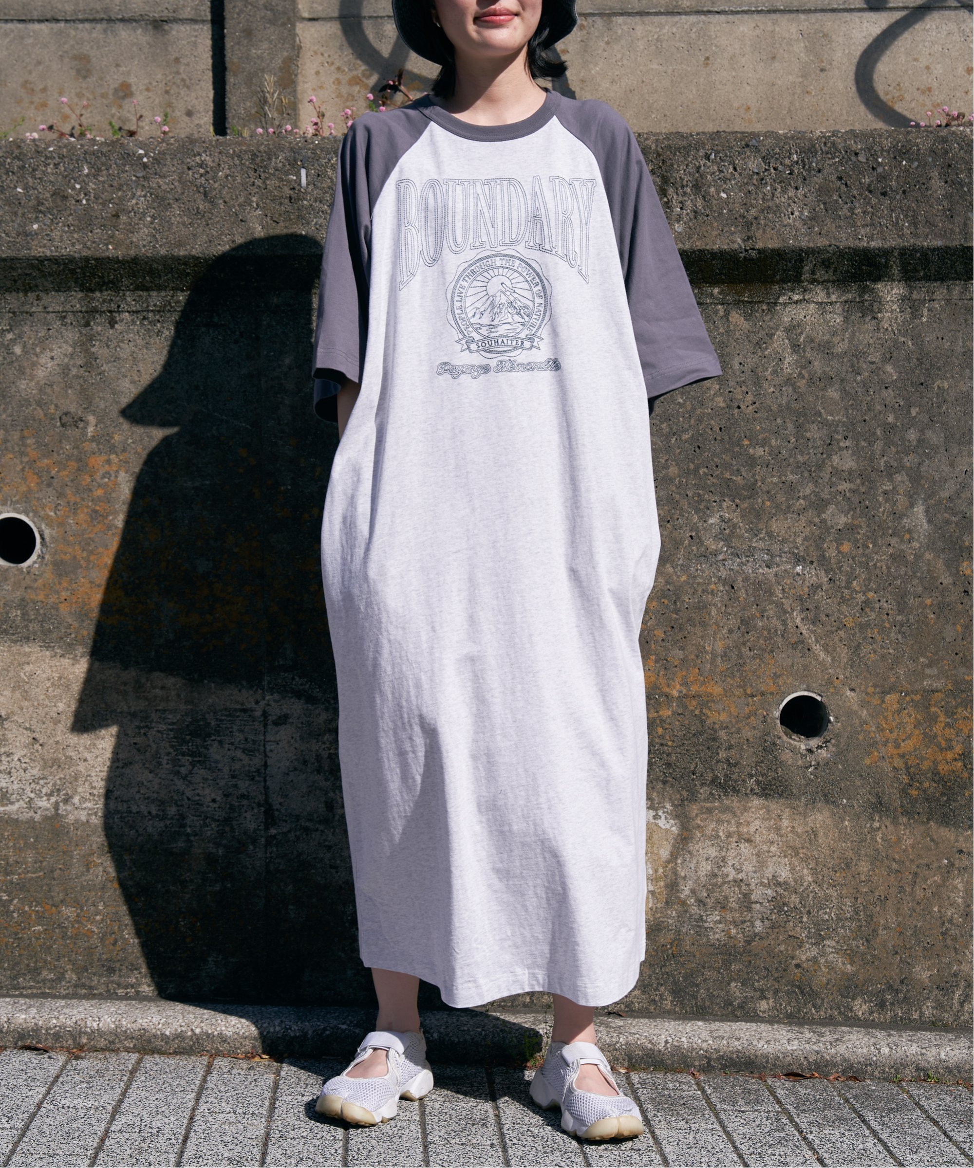 【SALE／30%OFF】VENCE share style Ladys 刺繍配色ラグランTシャツワンピース ヴァンス エクスチェンジ ワンピース・ドレス ワンピース ホワイト グレーのサムネイル