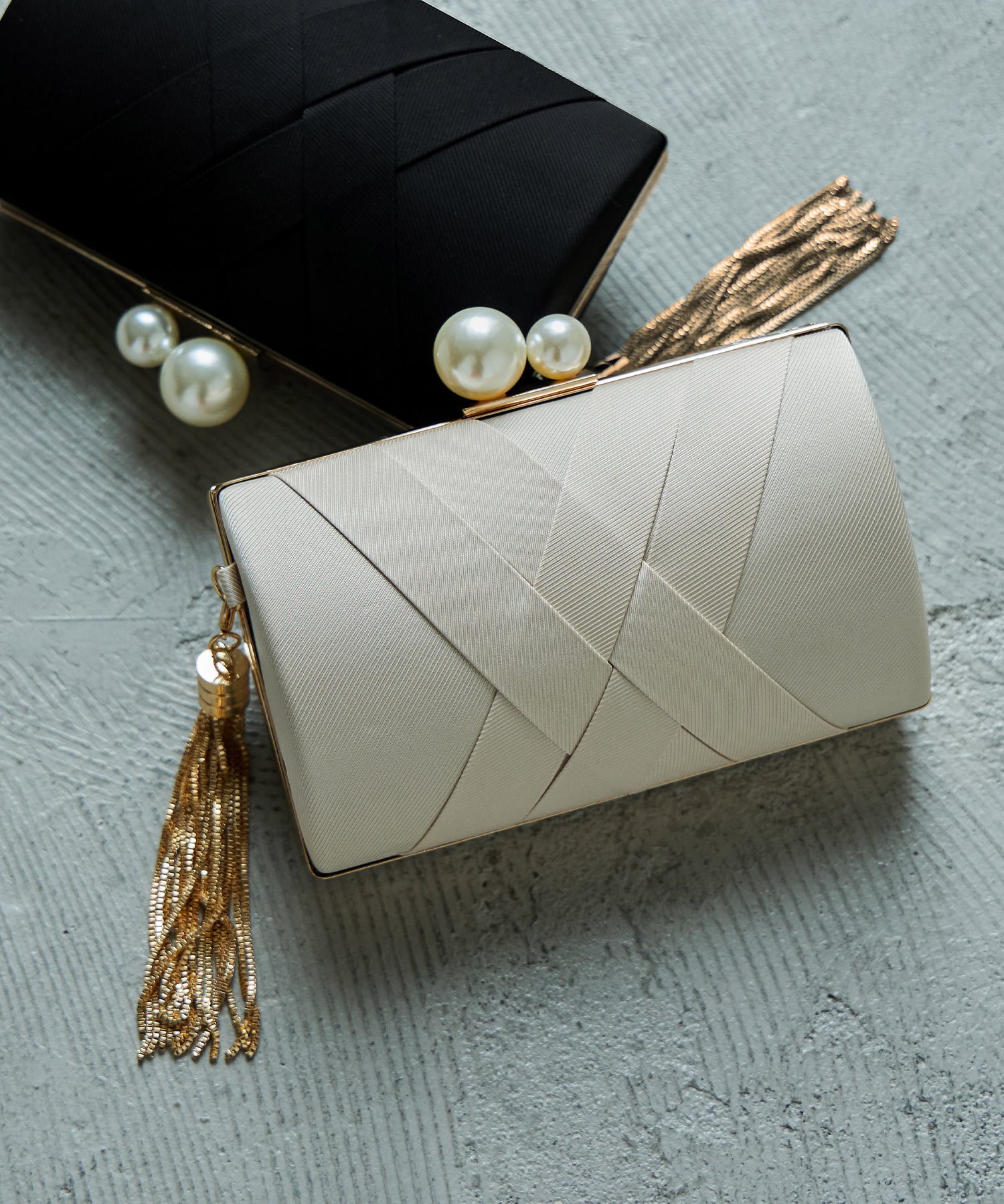 niana タッセルチャーム付きパールクラッチバッグ ビーフラット バッグ クラッチバッグ ブラック ベージュ【送料無料】