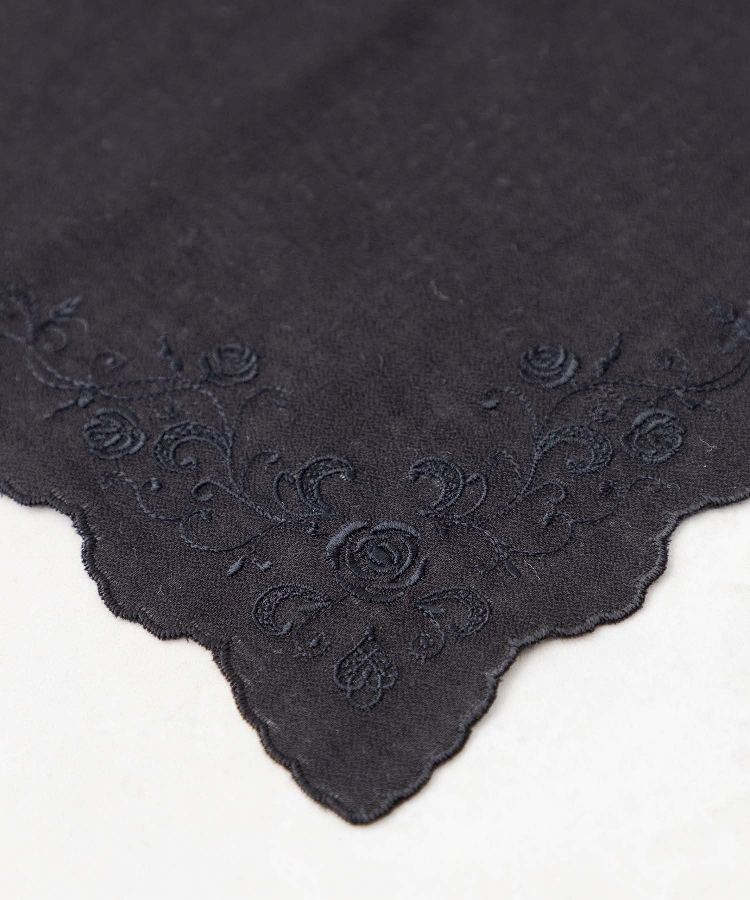 TOKYO SOIR ローズ刺繍のコットンハンカチ ブラックフォーマル プレゼント トウキョウソワール ファッション雑貨 ハンカチ・ハンドタオル ブラック ホワイト