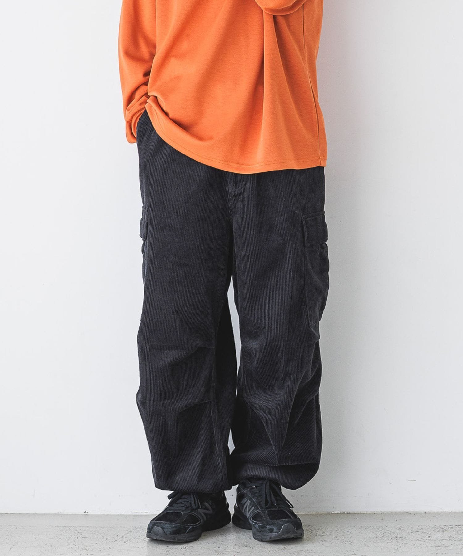 LOWRYS FARM（ローリーズファーム）コーデュロイカーゴ■素材■暖かく耐久性のあるコーデュロイ素材を使用しています。　　　　　　　　　柔らかく着心地の良さが特徴です。■デザイン■USM-65カーゴをベースにしたコーデュロイ素材のパンツです。ゆったりとしたオーバーサイズシルエットはそのままに、腰回りのフィット感が出るように仕上げています。裾のドローコードを絞ることで、立体的なシルエットでで着用できます。型番：150012-18-03 NM4403【採寸】M(03)総丈97 股上35 股下64 ウエスト74 ヒップ114 もも回り75 裾回り54L(04)総丈99 股上36 股下66 ウエスト77 ヒップ118 もも回り78 裾回り55商品のサイズについて【商品詳細】CHINA素材：綿94% 再生繊維(セルロース)6%サイズ：M、L洗濯機洗い可（ネット使用）※画面上と実物では多少色具合が異なって見える場合もございます。ご了承ください。商品のカラーについて 【予約商品について】 ※「先行予約販売中」「予約販売中」をご注文の際は予約商品についてをご確認ください。■重要なお知らせ※ 当店では、ギフト配送サービス及びラッピングサービスを行っておりません。ラッピング・ギフト配送について同時に複数の商品を注文された場合メーカー希望小売価格についてご利用ガイドLOWRYS FARM（ローリーズファーム）コーデュロイカーゴ■素材■暖かく耐久性のあるコーデュロイ素材を使用しています。　　　　　　　　　柔らかく着心地の良さが特徴です。■デザイン■USM-65カーゴをベースにしたコーデュロイ素材のパンツです。ゆったりとしたオーバーサイズシルエットはそのままに、腰回りのフィット感が出るように仕上げています。裾のドローコードを絞ることで、立体的なシルエットでで着用できます。型番：150012-18-03 NM4403【採寸】M(03)総丈97 股上35 股下64 ウエスト74 ヒップ114 もも回り75 裾回り54L(04)総丈99 股上36 股下66 ウエスト77 ヒップ118 もも回り78 裾回り55商品のサイズについて【商品詳細】CHINA素材：綿94% 再生繊維(セルロース)6%サイズ：M、L洗濯機洗い可（ネット使用）※画面上と実物では多少色具合が異なって見える場合もございます。ご了承ください。商品のカラーについて