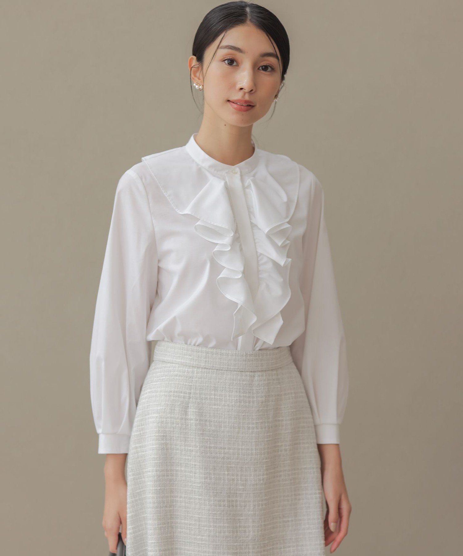 組曲 S 【KUMIKYOKU NAVY】コットンタッチシャーティングラッフルフレア ブラウス クミキョク トップス シャツ・ブラウス ホワイト