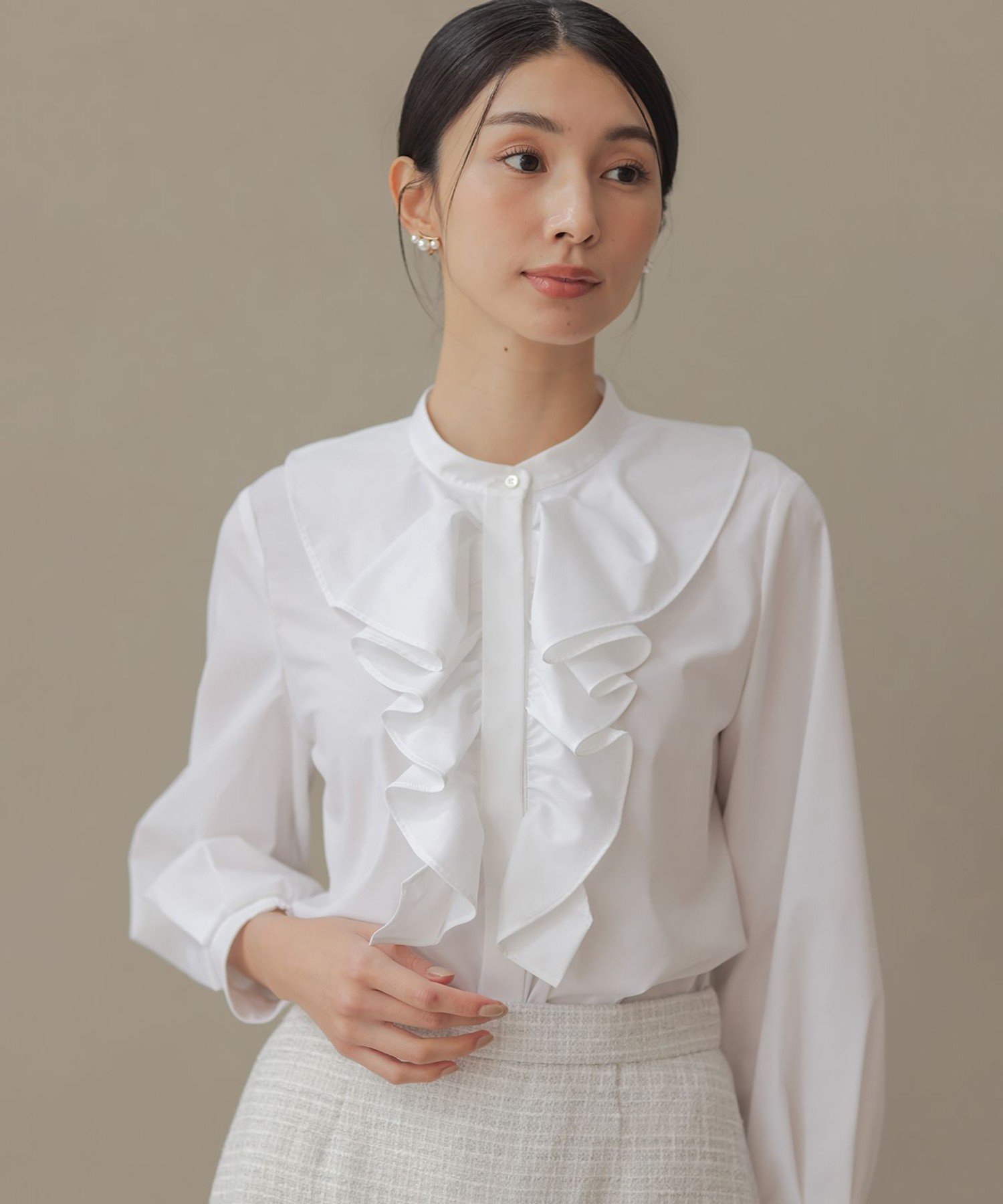 組曲 S 【KUMIKYOKU NAVY】コットンタッチシャーティングラッフルフレア ブラウス クミキョク トップス シャツ・ブラウス ホワイト