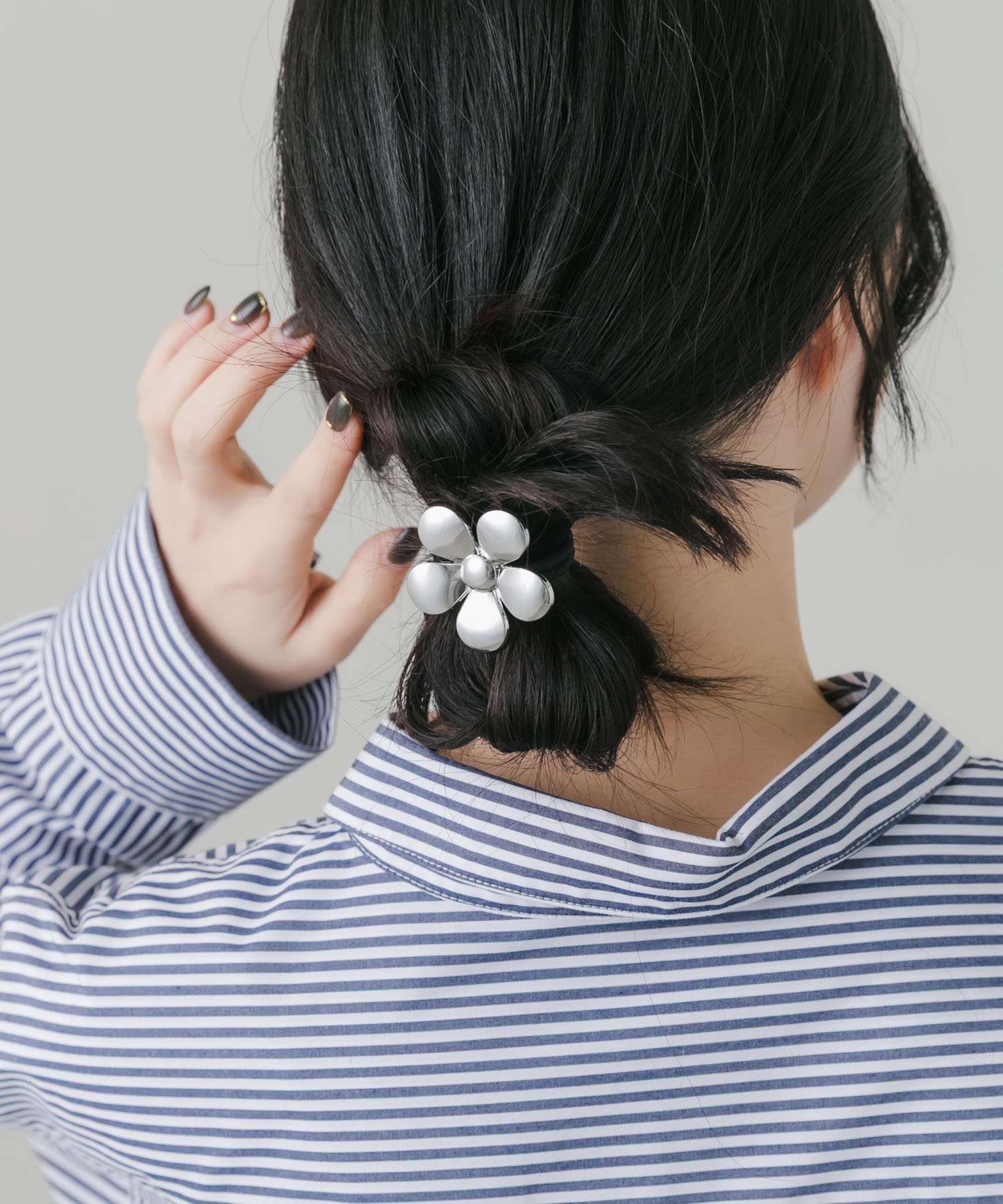 SMELLY メタルフラワーヘアポニー スメリー ヘアアクセサリー ヘアゴム シルバー