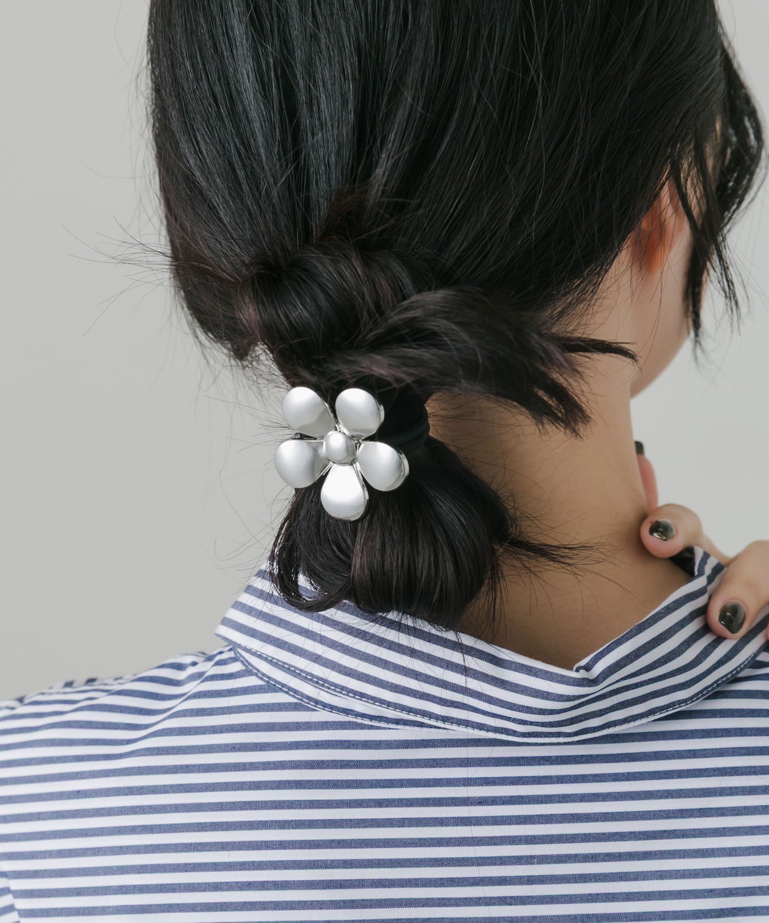 SMELLY メタルフラワーヘアポニー スメリー ヘアアクセサリー ヘアゴム シルバー