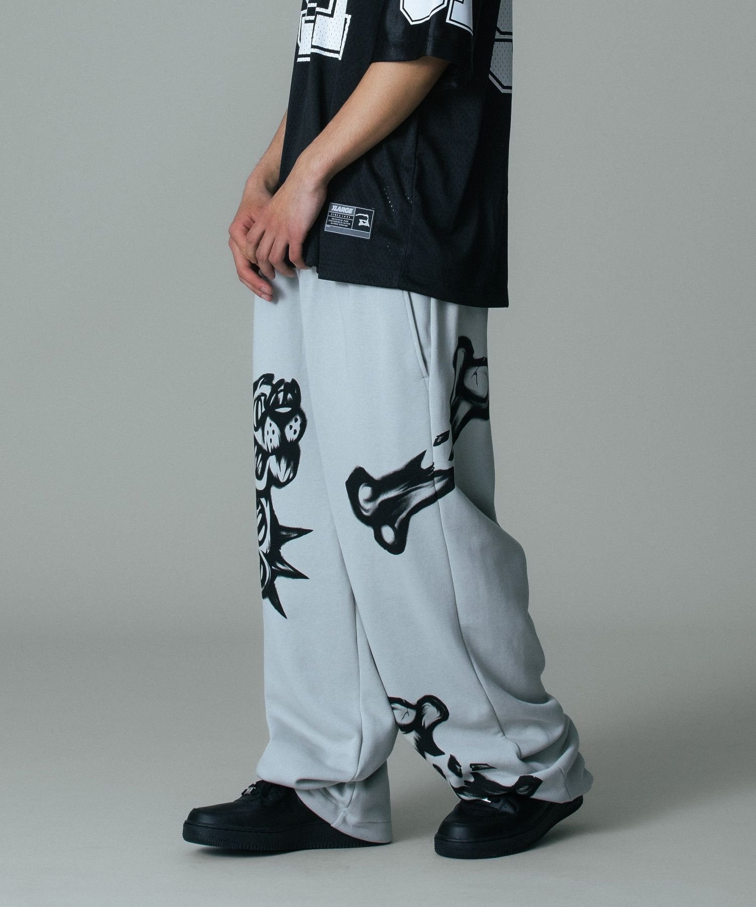 ALLOVER PRINTED SWEAT PANTS エクストララージ パンツ その他のパンツ グレー ブラック