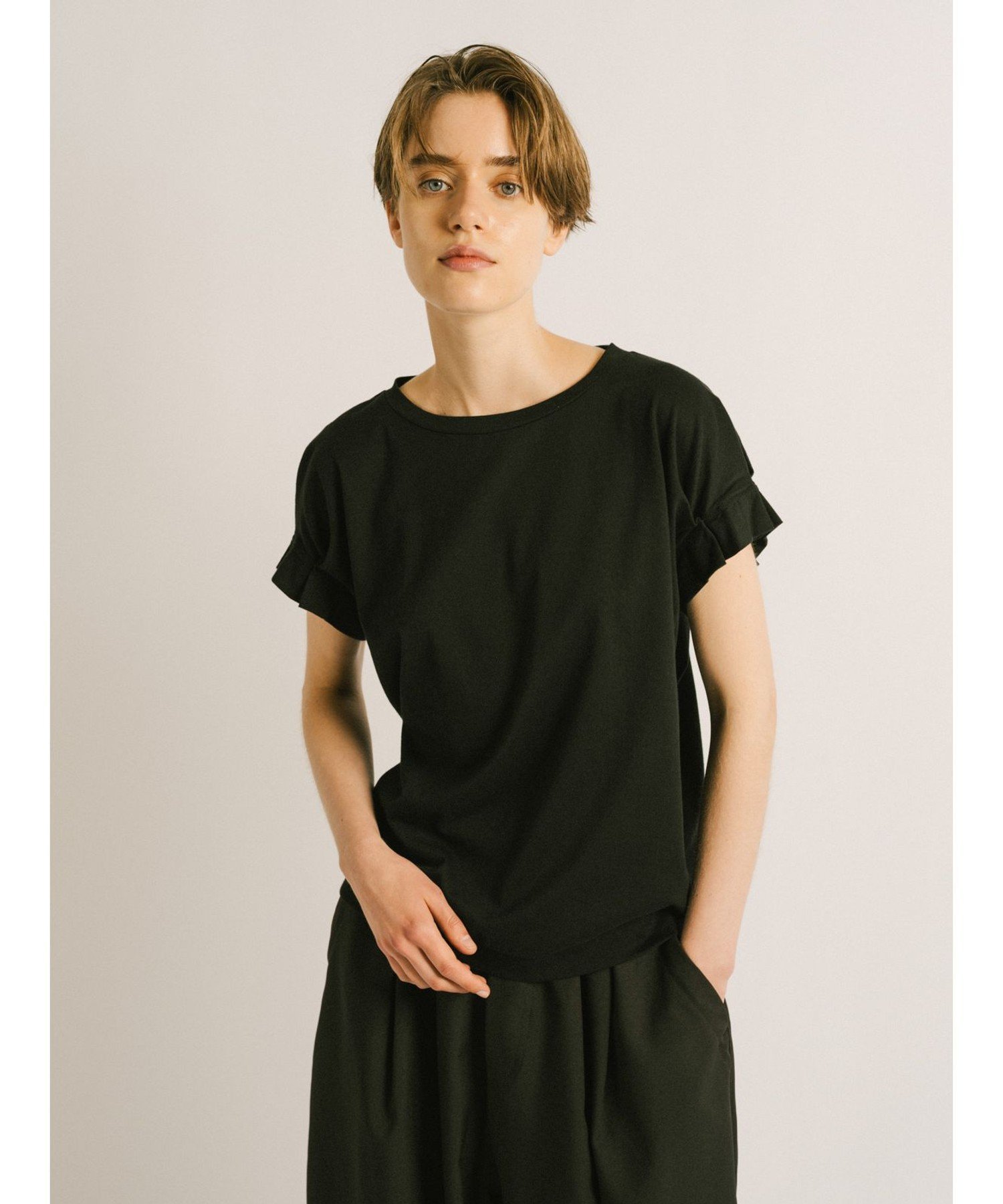 mizuiro ind mizuiro ind フリルスリーブクルーネックプルオーバー マーコート トップス カットソー・Tシャツ ホワイト ブラック ブラウン