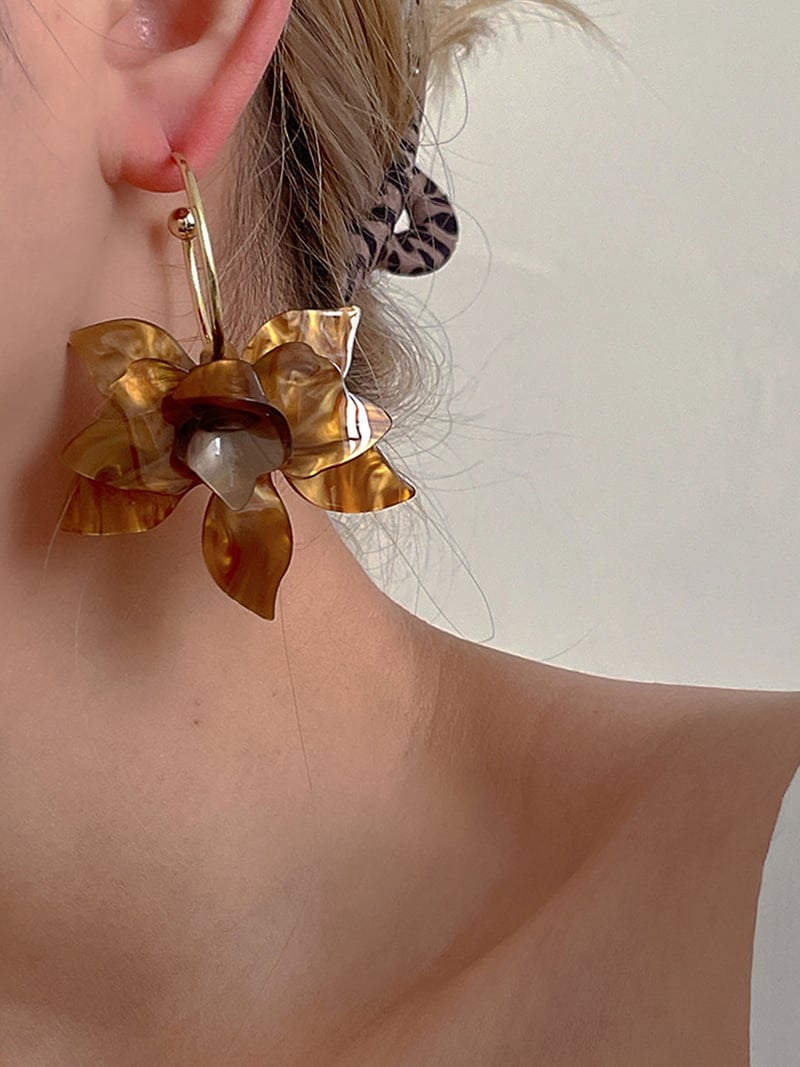 Coo+i/(W)大ぶりアクリルフラワーピアス スレンダー アクセサリー・腕時計 ピアス ブラウン ホワイト