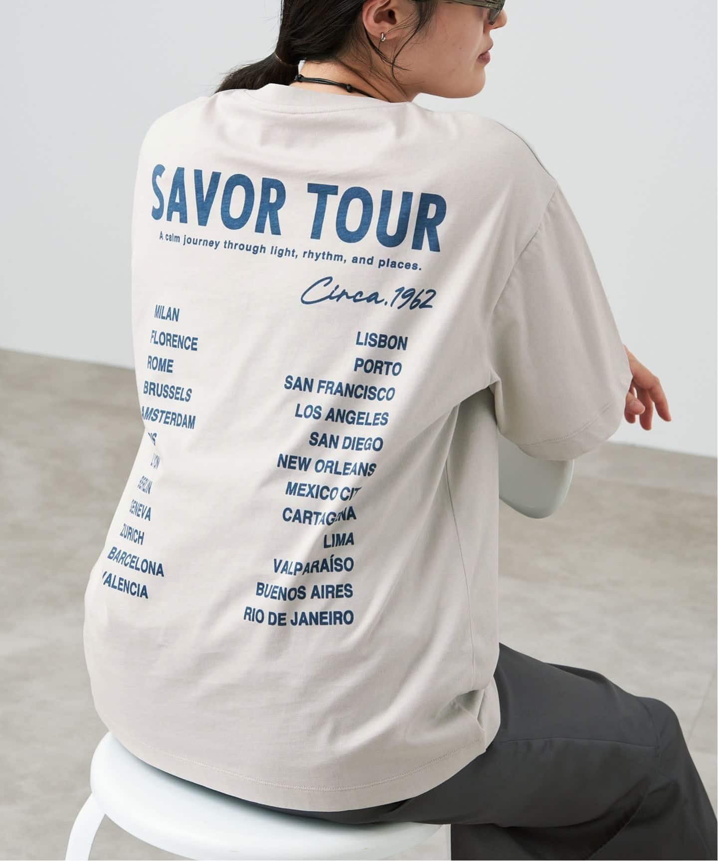 IENA バックロゴツアーTシャツ イエナ トップス カットソー・Tシャツ グレー ネイビー