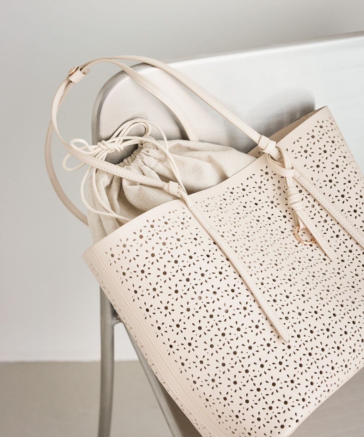 【SALE／40%OFF】ROPE' PICNIC PASSAGE フルーレットパンチングレーストートバッグ/A4対応 ロペピクニック バッグ トートバッグ ブラウン ホワイト【送料無料】 stylife-15496170 Rakuten Fashion サンプル画像2