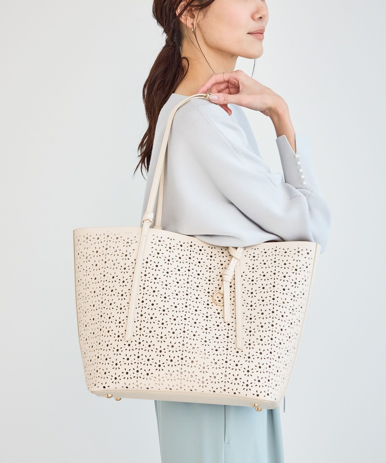 【SALE／40%OFF】ROPE' PICNIC PASSAGE フルーレットパンチングレーストートバッグ/A4対応 ロペピクニック バッグ トートバッグ ブラウン ホワイト【送料無料】 stylife-15496170 Rakuten Fashion サンプル画像3