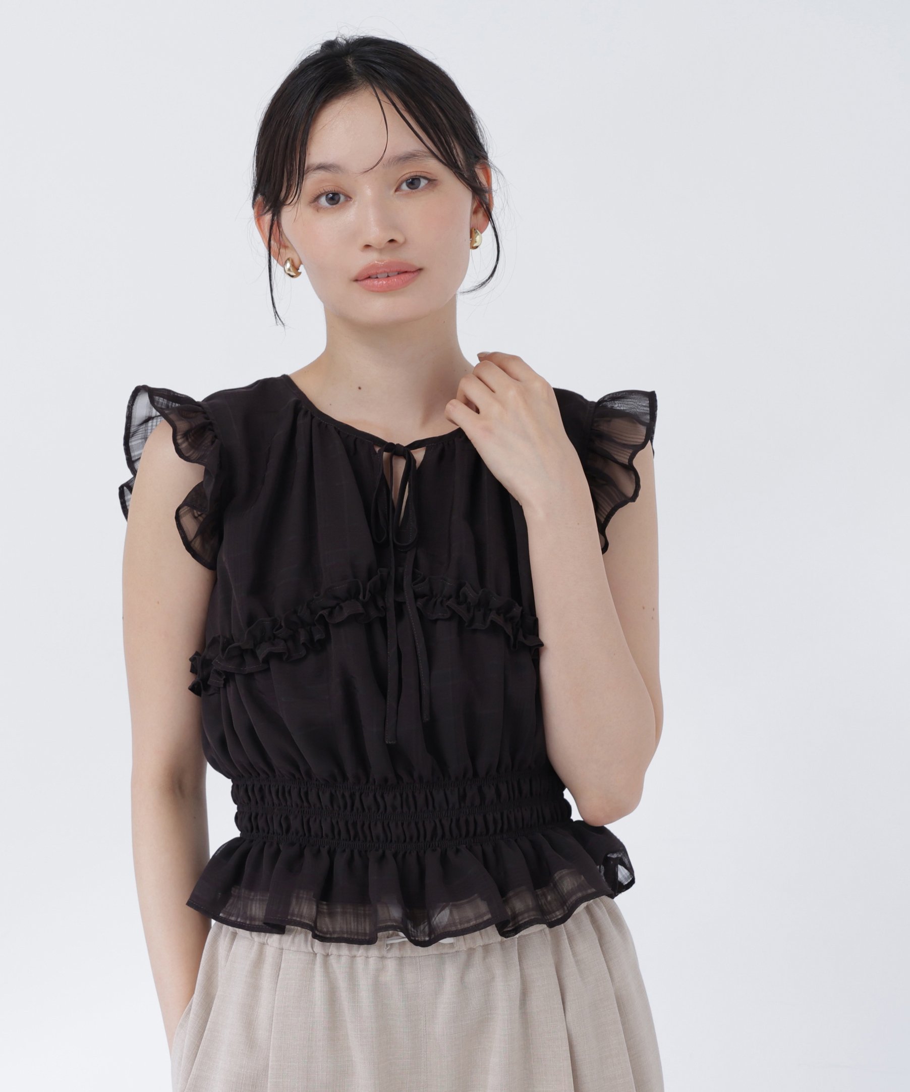 NATURAL BEAUTY BASIC フリルシャーリングペプラムブラウス ナチュラルビューティベーシック トップス シャツ・ブラウス ブラック ベージュ ブラウン ホワイト