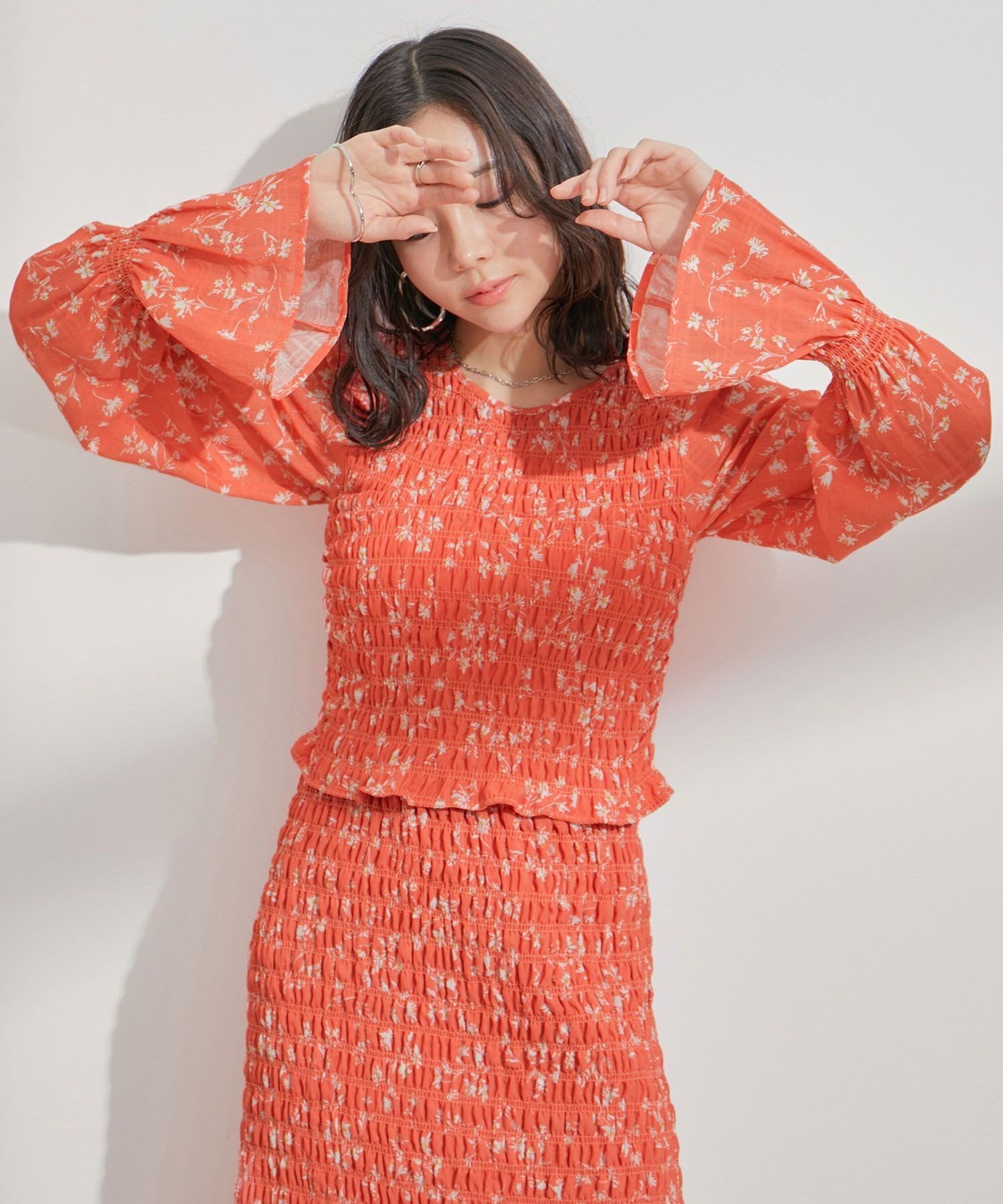 VIS 花柄シャーリングブラウス ビス トップス シャツ・ブラウス オレンジ ブラック