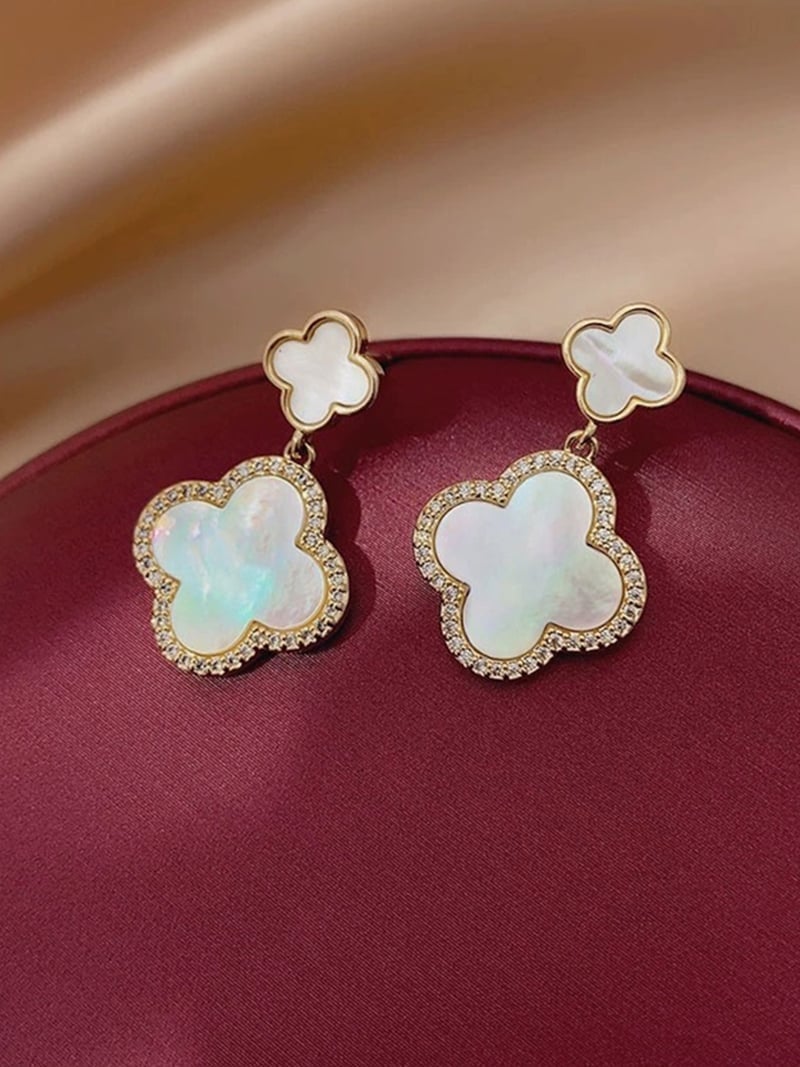 Coo+i/(W)クローバーデザインピアス スレンダー アクセサリー・腕時計 ピアス ホワイト