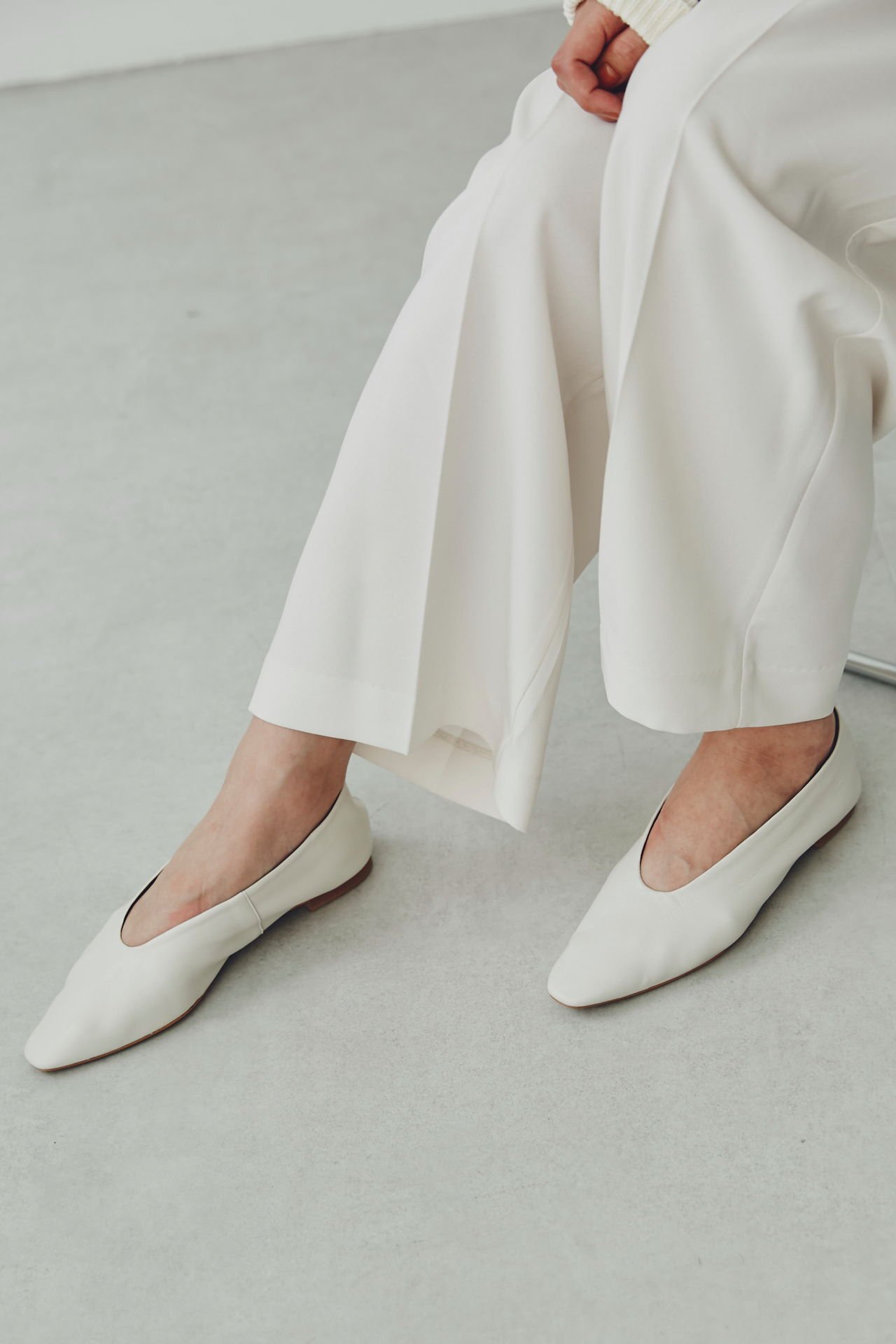 【SALE／20%OFF】ROSE BUD ＜WEBメディア掲載＞フラットパンプス ローズバッド シューズ・靴 その他のシューズ・靴 ホワイト ブラック ゴールド【送料無料】のサムネイル