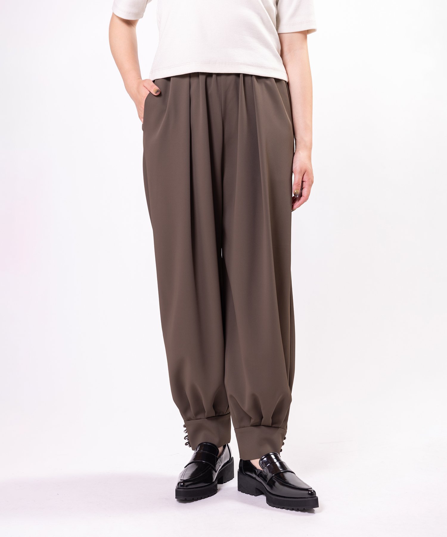 OSMOSIS ヘムボタンハーレムパンツ オズモーシス パンツ その他のパンツ ブラック ブラウン グレー