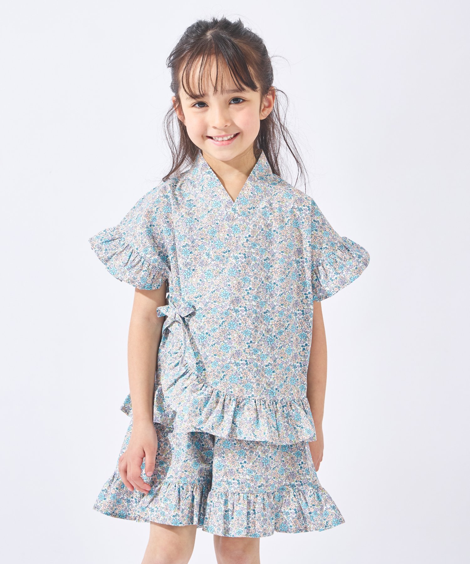 ever closet（エバークローゼット）甚平 キッズ 女の子 夏 半袖 半ズボン ハーフパンツ セット 子供 子供服【上下セット】ガールズ甚平品番：262336001■デザイン「着つけるのが難しいし、すぐ着崩れる…」「年に数回しか着る機会がなくて、毎年サイズアウトしてもったいない…」こんなお悩みを持つママ＆キッズにおすすめの甚平が登場！上下セットだから、これ1つでコーデが完成。お出かけ時はもちろん、ストレスフリーな着用感だから部屋着やパジャマとしても大活躍。甚平のボトムをTシャツと合わせればデイリーウェアとしても使える優秀アイテム。着回し力が高すぎ！■素材やわらかな肌触りで安心の綿100%。汗をかきやすい暑い時期でも快適に過ごせるコットン素材を使用しています。洗濯しても型崩れしにくいのも嬉しいポイント。■機能内側の紐にスナップボタンが付いているので着付けも簡単。着崩れ防止にもなります。ウエストは総ゴム仕様で長時間着用しても疲れにくいデザインに。ゴム取り替え口を備えているのでお子さまに合わせて自由にサイズ調整OK！ヒップポケット付きなのでハンカチやティッシュの持ち運びもできます。■おそろコーデができる浴衣も登場！品番：262337002==============================裏地：なし透け感：なし伸縮：なしケア方法：洗濯機洗い可、乾燥機不可==============================【evercloset-エバークローゼット-】60年以上続く子ども服メーカーから生まれたブランド"evercloset"老舗メーカーが積み重ねてきた技術と"本当に良いものを作る"という揺らがぬ想いでトレンドを取り入れた上質なお洋服を皆さまにお届けします。▼商品のお気に入り登録ハートをクリック！完売カラーの再入荷通知や、在庫が少なくなった際の通知、セールの通知をお知らせします。▼ショップのお気に入り登録クーポンやセール情報など、いち早くお得な情報を受け取ることができます。※モデルが着用している画像は、照明や日光などの撮影時の環境により実物と異なる色味になる場合がございます。　商品単体の平置き画像を実物に近いお色味になるよう努めておりますので、お色味のご確認は平置き画像をご参照くださいませ。※お使いのモニター環境によっても実物のお色味と異なって見える場合がございます。予めご理解の程よろしくお願いいたします。■モデル【ラベンダーフラワー／ミックスフラワー／ミントフラワー】着用サイズ：120cm　モデル身長：113cm【イエローフラワー／レトロフラワー】着用サイズ：120cm　モデル身長：108cm型番：262336001-1-90 RT7426【採寸】【トップス】90cm 総丈36.0 肩幅37.0 胸囲33.0100cm 総丈39.0 肩幅39.0 胸囲35.0110cm 総丈42.0 肩幅41.0 胸囲37.0120cm 総丈45.0 肩幅43.0 胸囲39.0130cm 総丈48.0 肩幅45.5 胸囲41.5140cm 総丈51.0 肩幅48.0 胸囲44.0【ボトム】90 cm 総丈25.0 ウエスト21.0 股下5.5100cm 総丈27.5 ウエスト22.0 股下7.0110cm 総丈30.0 ウエスト23.0 股下8.5120cm 総丈33.0 ウエスト24.0 股下10.5130cm 総丈36.0 ウエスト25.0 股下12.5140cm 総丈39.5 ウエスト26.5 股下14.5商品のサイズについて【商品詳細】素材：綿100%サイズ：90cm、100cm、110cm、120cm、130cm、140cm洗濯機洗い可、乾燥機不可※画面上と実物では多少色具合が異なって見える場合もございます。ご了承ください。商品のカラーについてever closet（エバークローゼット）甚平 キッズ 女の子 夏 半袖 半ズボン ハーフパンツ セット 子供 子供服【上下セット】ガールズ甚平品番：262336001■デザイン「着つけるのが難しいし、すぐ着崩れる…」「年に数回しか着る機会がなくて、毎年サイズアウトしてもったいない…」こんなお悩みを持つママ＆キッズにおすすめの甚平が登場！上下セットだから、これ1つでコーデが完成。お出かけ時はもちろん、ストレスフリーな着用感だから部屋着やパジャマとしても大活躍。甚平のボトムをTシャツと合わせればデイリーウェアとしても使える優秀アイテム。着回し力が高すぎ！■素材やわらかな肌触りで安心の綿100%。汗をかきやすい暑い時期でも快適に過ごせるコットン素材を使用しています。洗濯しても型崩れしにくいのも嬉しいポイント。■機能内側の紐にスナップボタンが付いているので着付けも簡単。着崩れ防止にもなります。ウエストは総ゴム仕様で長時間着用しても疲れにくいデザインに。ゴム取り替え口を備えているのでお子さまに合わせて自由にサイズ調整OK！ヒップポケット付きなのでハンカチやティッシュの持ち運びもできます。■おそろコーデができる浴衣も登場！品番：262337002==============================裏地：なし透け感：なし伸縮：なしケア方法：洗濯機洗い可、乾燥機不可==============================【evercloset-エバークローゼット-】60年以上続く子ども服メーカーから生まれたブランド"evercloset"老舗メーカーが積み重ねてきた技術と"本当に良いものを作る"という揺らがぬ想いでトレンドを取り入れた上質なお洋服を皆さまにお届けします。▼商品のお気に入り登録ハートをクリック！完売カラーの再入荷通知や、在庫が少なくなった際の通知、セールの通知をお知らせします。▼ショップのお気に入り登録クーポンやセール情報など、いち早くお得な情報を受け取ることができます。※モデルが着用している画像は、照明や日光などの撮影時の環境により実物と異なる色味になる場合がございます。　商品単体の平置き画像を実物に近いお色味になるよう努めておりますので、お色味のご確認は平置き画像をご参照くださいませ。※お使いのモニター環境によっても実物のお色味と異なって見える場合がございます。予めご理解の程よろしくお願いいたします。■モデル【ラベンダーフラワー／ミックスフラワー／ミントフラワー】着用サイズ：120cm　モデル身長：113cm【イエローフラワー／レトロフラワー】着用サイズ：120cm　モデル身長：108cm型番：262336001-1-90 RT7426【採寸】【トップス】90cm 総丈36.0 肩幅37.0 胸囲33.0100cm 総丈39.0 肩幅39.0 胸囲35.0110cm 総丈42.0 肩幅41.0 胸囲37.0120cm 総丈45.0 肩幅43.0 胸囲39.0130cm 総丈48.0 肩幅45.5 胸囲41.5140cm 総丈51.0 肩幅48.0 胸囲44.0【ボトム】90 cm 総丈25.0 ウエスト21.0 股下5.5100cm 総丈27.5 ウエスト22.0 股下7.0110cm 総丈30.0 ウエスト23.0 股下8.5120cm 総丈33.0 ウエスト24.0 股下10.5130cm 総丈36.0 ウエスト25.0 股下12.5140cm 総丈39.5 ウエスト26.5 股下14.5商品のサイズについて【商品詳細】素材：綿100%サイズ：90cm、100cm、110cm、120cm、130cm、140cm洗濯機洗い可、乾燥機不可※画面上と実物では多少色具合が異なって見える場合もございます。ご了承ください。商品のカラーについて
