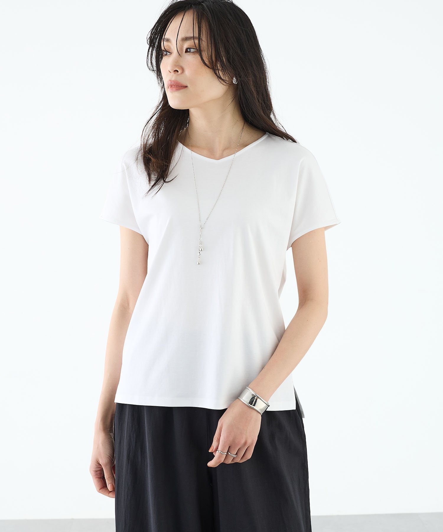 フレンチVネックTシャツ【すごツヤ】 エーシーデザインバイアルファキュービック トップス カットソー・Tシャツ ホワイト ブラック ブラウン