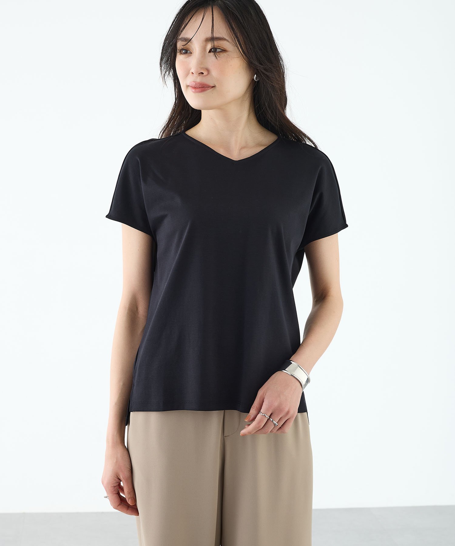 フレンチVネックTシャツ【すごツヤ】 エーシーデザインバイアルファキュービック トップス カットソー・Tシャツ ホワイト ブラック ブラウン