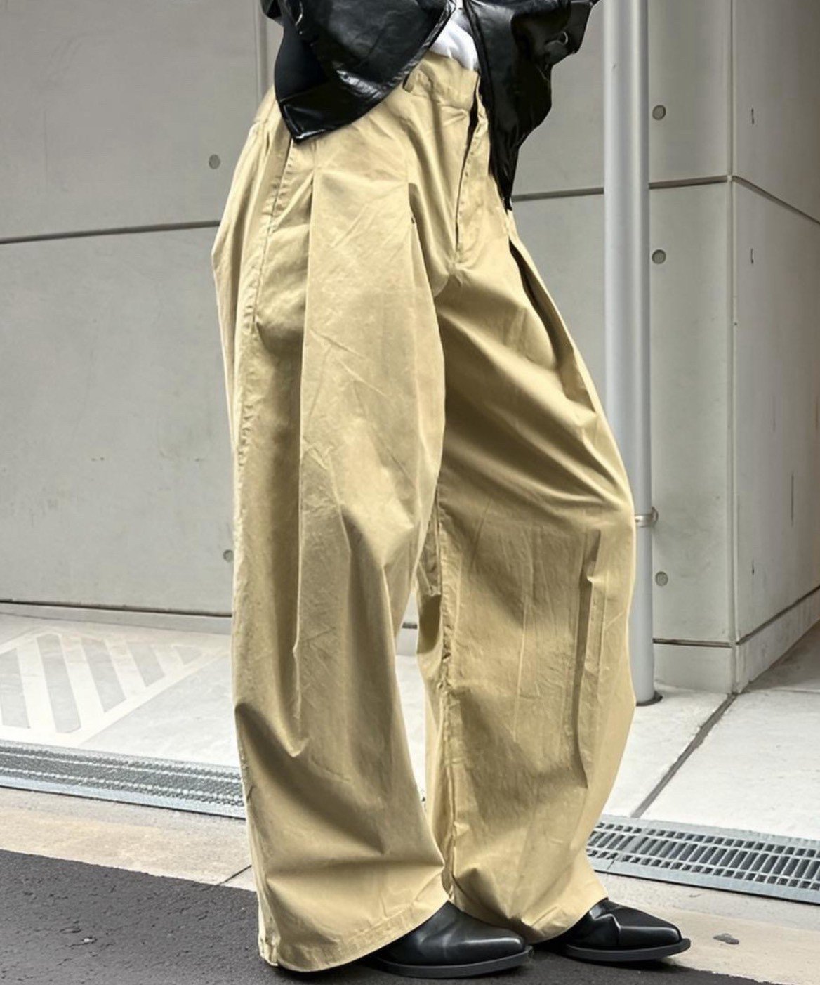 + 【Chikashitsu +】pleats chino wide pants ネバーマインドザエックスユー／チカシツプラス パンツ チノパンツ ブラック ベージュ