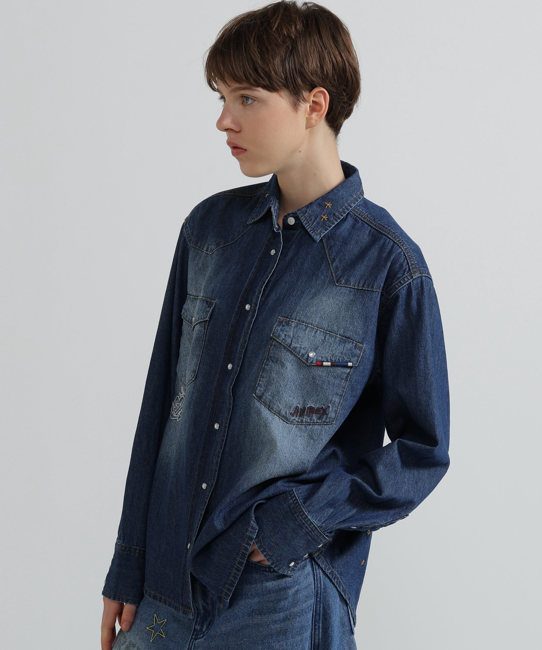 《WOMAN》DENIM SHIRT WITH GRAFFITI PRINT アヴィレックス トップス シャツ・ブラウス ブルー