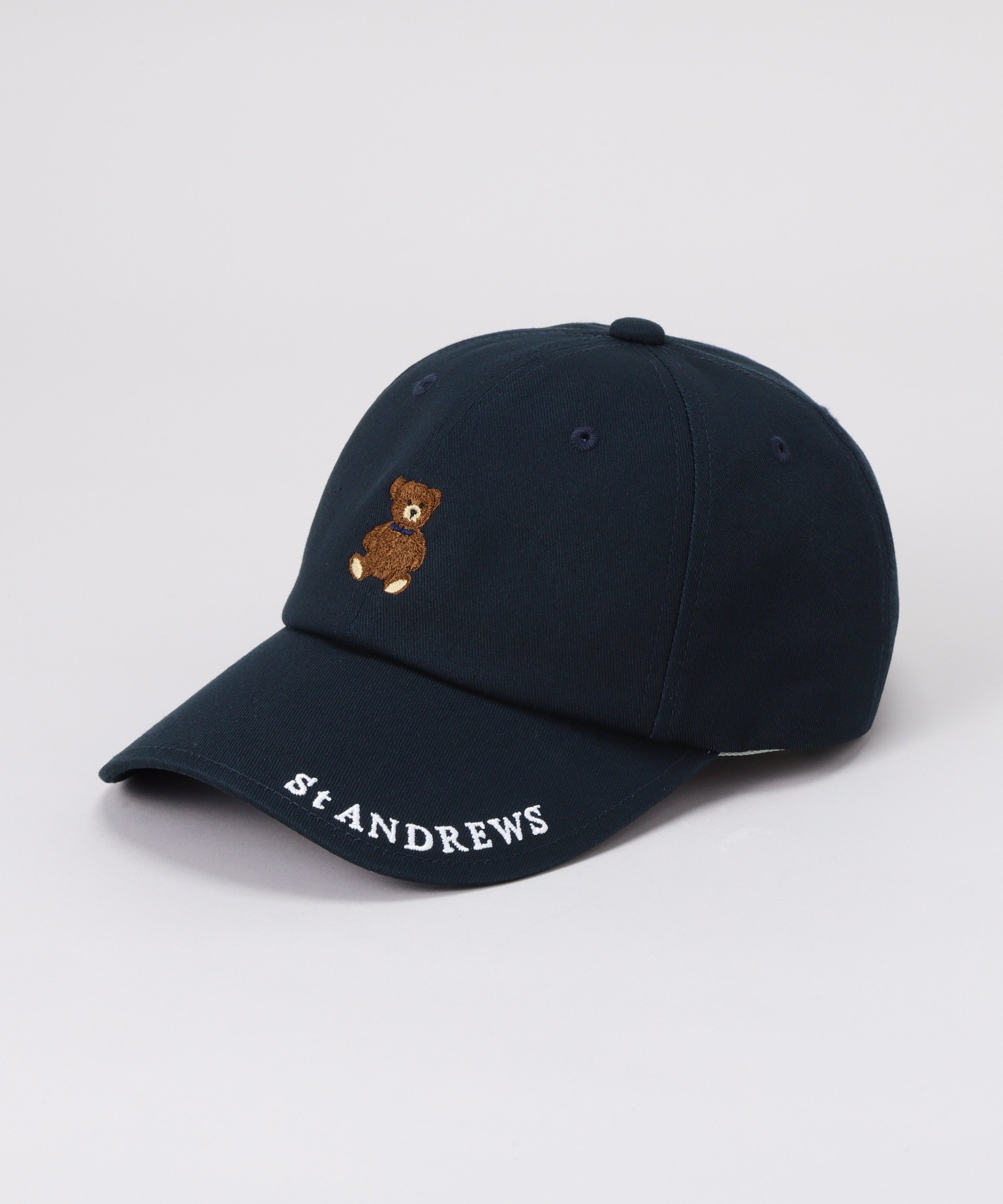 St ANDREWS（セントアンドリュース）テディベアキャップ (UNISEX)ブリムに入れたSTAロゴやバックパネルのケルト刺繍がスポーティーなアクセントになった、公式オンライン限定カラー有り テディベアキャップ。フロントに配したのテディ...
