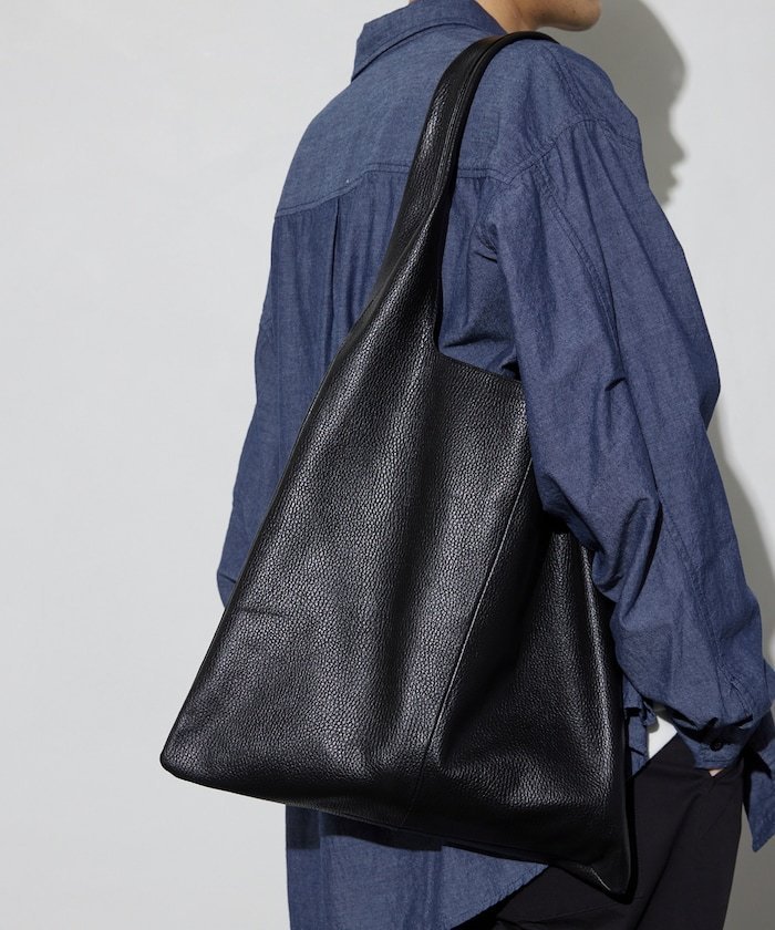 FREAK’S STORE（フリークスストア）Leather Marche Bag / レザーマルシェバッグ2024 Spring ＆ Summer Item普段使いに最適なレザーマルシェバッグ●生地はとても柔らかく、長く使えば使うほどレザー特有の経年変化もたのしめます●持ち手の幅が3cm/長さが63cm程あるため肩掛けしやすい仕様に●内ポケット2つ付き●ユニセックスで使えるシンプルなデザイン【環境に配慮したサスティナブルアイテムです】こちらのバッグは売り上げの一部を生産国であるバングラデシュの非営利団体“JAAGO　Foundation”　へ寄付されるエシカルアイテムです。国の教育支援を通して貧困の連鎖を断ち切ることを願っております。今回は”Donate for School Stationary”として子供たちにとって必需品である文房具を提供するために寄付されます。バッグ1つをお買い上げいただくことで、ボールペン1本、消しゴム1つ、鉛筆1本相当の提供に繋がります。※掲載画像の商品の色味は、屋外や屋内の光の照射や角度により実物と色味が異なる場合がございます。また表示のサイズ感と実物は若干異なる場合もございますので、予めご了承ください。※着用、お取り扱いの際は、商品についている品質表示とアテンションタグを必ずご確認下さい。型番：3362234400001-16-99 KT4431【採寸】SIZE(cm)幅高さ持ち手重量(g)ONE SIZE383863440商品のサイズについて【商品詳細】バングラディッシュ素材：表地:牛革 裏地:ポリエステル100%サイズ：ONE SIZE※画面上と実物では多少色具合が異なって見える場合もございます。ご了承ください。商品のカラーについて 【予約商品について】 ※「先行予約販売中」「予約販売中」をご注文の際は予約商品についてをご確認ください。FREAK’S STORE（フリークスストア）Leather Marche Bag / レザーマルシェバッグ2024 Spring ＆ Summer Item普段使いに最適なレザーマルシェバッグ●生地はとても柔らかく、長く使えば使うほどレザー特有の経年変化もたのしめます●持ち手の幅が3cm/長さが63cm程あるため肩掛けしやすい仕様に●内ポケット2つ付き●ユニセックスで使えるシンプルなデザイン【環境に配慮したサスティナブルアイテムです】こちらのバッグは売り上げの一部を生産国であるバングラデシュの非営利団体“JAAGO　Foundation”　へ寄付されるエシカルアイテムです。国の教育支援を通して貧困の連鎖を断ち切ることを願っております。今回は”Donate for School Stationary”として子供たちにとって必需品である文房具を提供するために寄付されます。バッグ1つをお買い上げいただくことで、ボールペン1本、消しゴム1つ、鉛筆1本相当の提供に繋がります。※掲載画像の商品の色味は、屋外や屋内の光の照射や角度により実物と色味が異なる場合がございます。また表示のサイズ感と実物は若干異なる場合もございますので、予めご了承ください。※着用、お取り扱いの際は、商品についている品質表示とアテンションタグを必ずご確認下さい。型番：3362234400001-16-99 KT4431【採寸】SIZE(cm)幅高さ持ち手重量(g)ONE SIZE383863440商品のサイズについて【商品詳細】バングラディッシュ素材：表地:牛革 裏地:ポリエステル100%サイズ：ONE SIZE※画面上と実物では多少色具合が異なって見える場合もございます。ご了承ください。商品のカラーについて 【予約商品について】 ※「先行予約販売中」「予約販売中」をご注文の際は予約商品についてをご確認ください。■重要なお知らせ※ 当店では、ギフト配送サービス及びラッピングサービスを行っておりません。ご注文者様とお届け先が違う場合でも、タグ（値札）付「納品書 兼 返品連絡票」同梱の状態でお送り致しますのでご了承ください。 ラッピング・ギフト配送について※ 2点以上ご購入の場合、全ての商品が揃い次第一括でのお届けとなります。お届け予定日の異なる商品をお買い上げの場合はご注意下さい。お急ぎの商品がございましたら分けてご購入いただきますようお願い致します。発送について ※ 買い物カートに入れるだけでは在庫確保されませんのでお早めに購入手続きをしてください。当店では在庫を複数サイトで共有しているため、同時にご注文があった場合、売切れとなってしまう事がございます。お手数ですが、ご注文後に当店からお送りする「ご注文内容の確認メール」をご確認ください。ご注文の確定について ※ Rakuten Fashionの商品ページに記載しているメーカー希望小売価格は、楽天市場「商品価格ナビ」に登録されている価格に準じています。 商品の価格についてFREAK’S STOREFREAK’S STOREのトートバッグバッグご注文・お届けについて発送ガイドラッピンググッズ3,980円以上送料無料ご利用ガイド