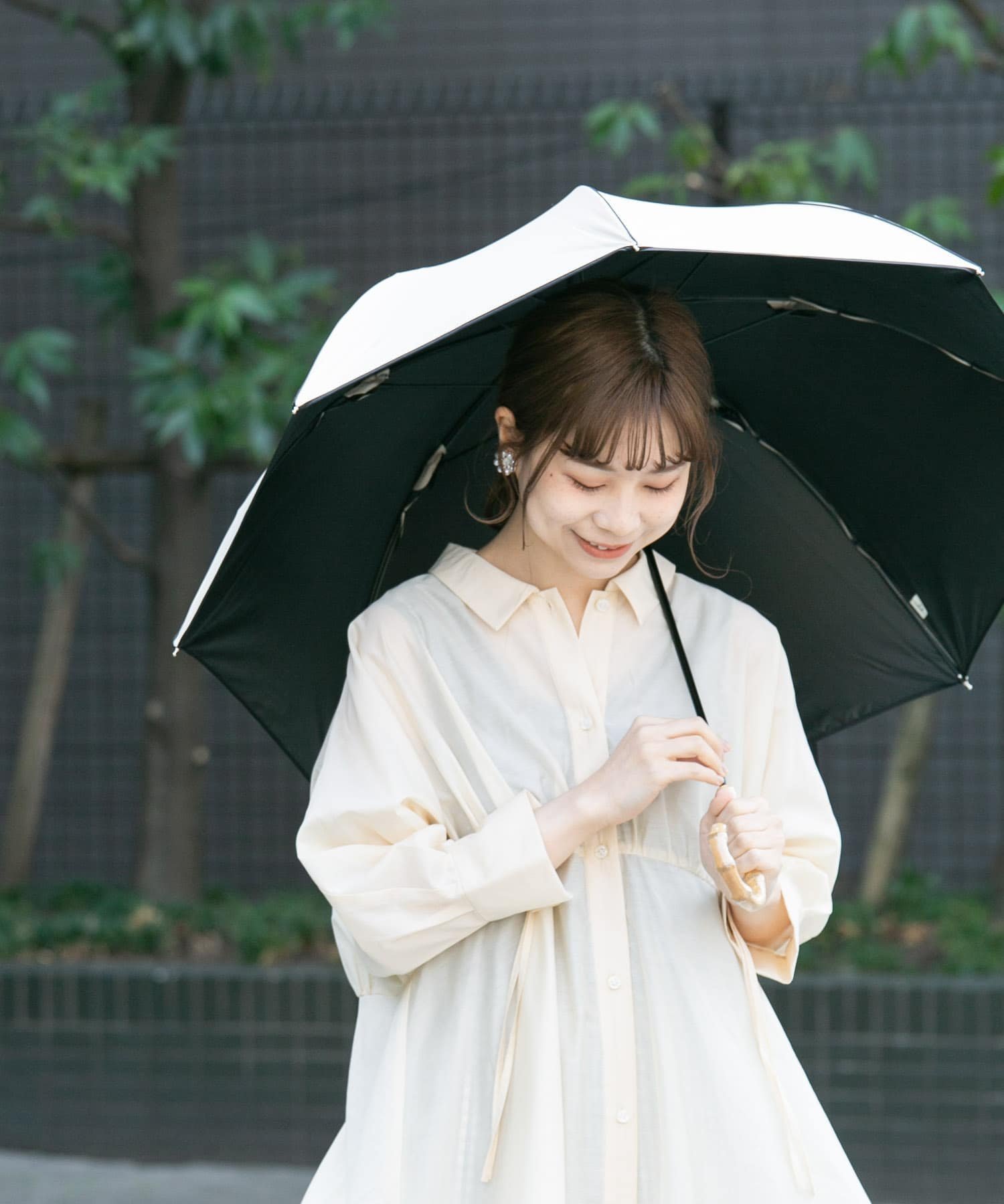 SMELLY because 晴雨兼用パイピング長傘 スメリー ファッション雑貨 傘・長傘 ブラック ベージュ