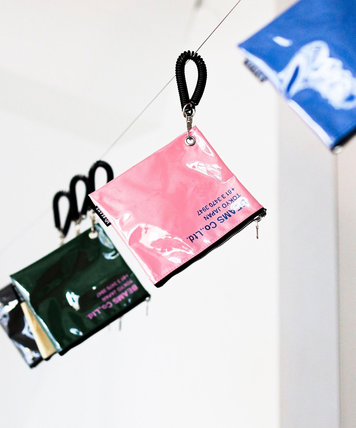 【SALE／40%OFF】bPr BEAMS 【10/16新規値下げ】ポリウレタン ロゴ ポーチ S ビームス メン 財布・ポーチ・ケース ポーチ ピンク ホワイト グリーン グレー ブルー