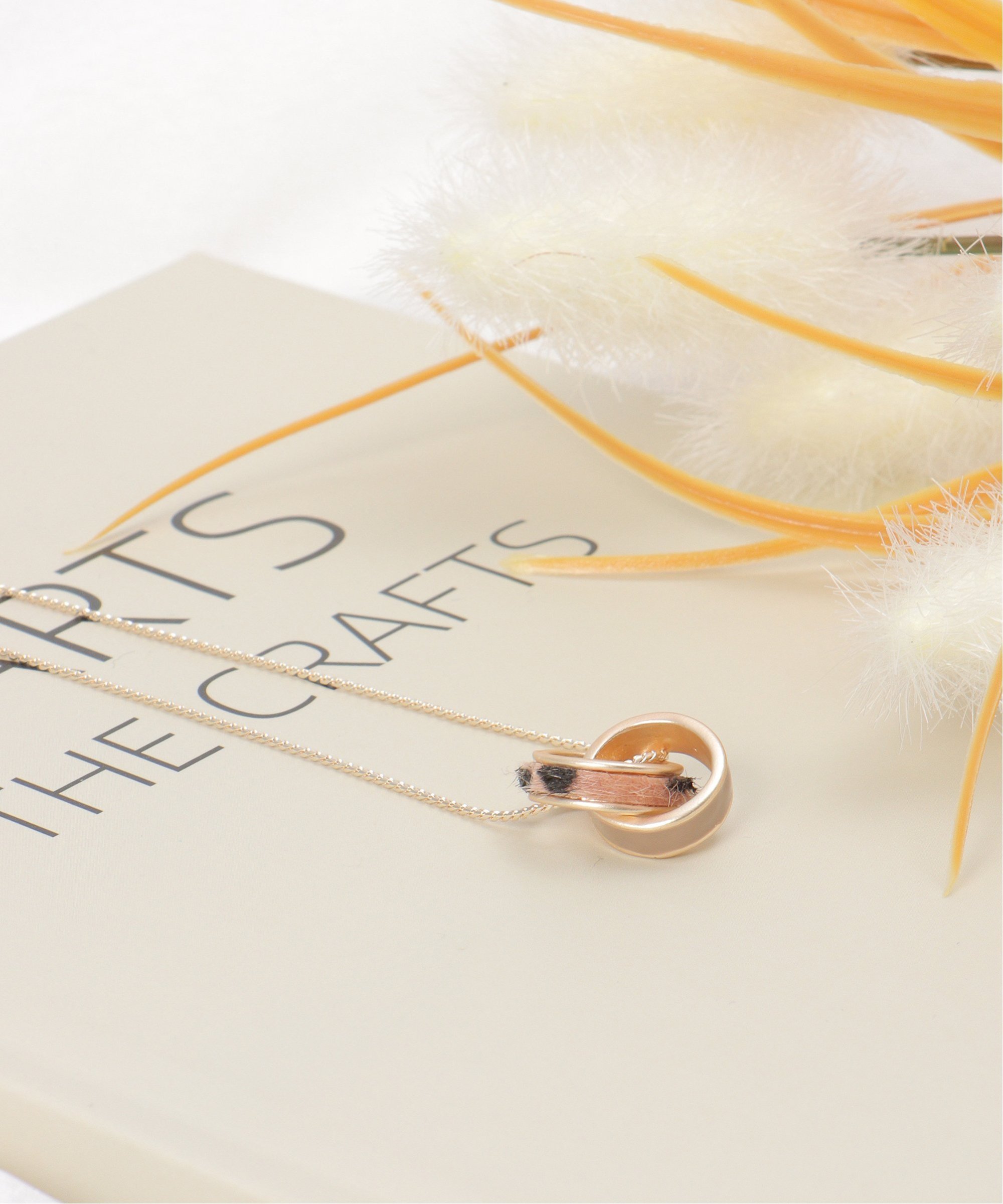 ikka ファーリングネックレス イッカ アクセサリー・腕時計 その他のアクセサリー・腕時計 グレー ベージュ