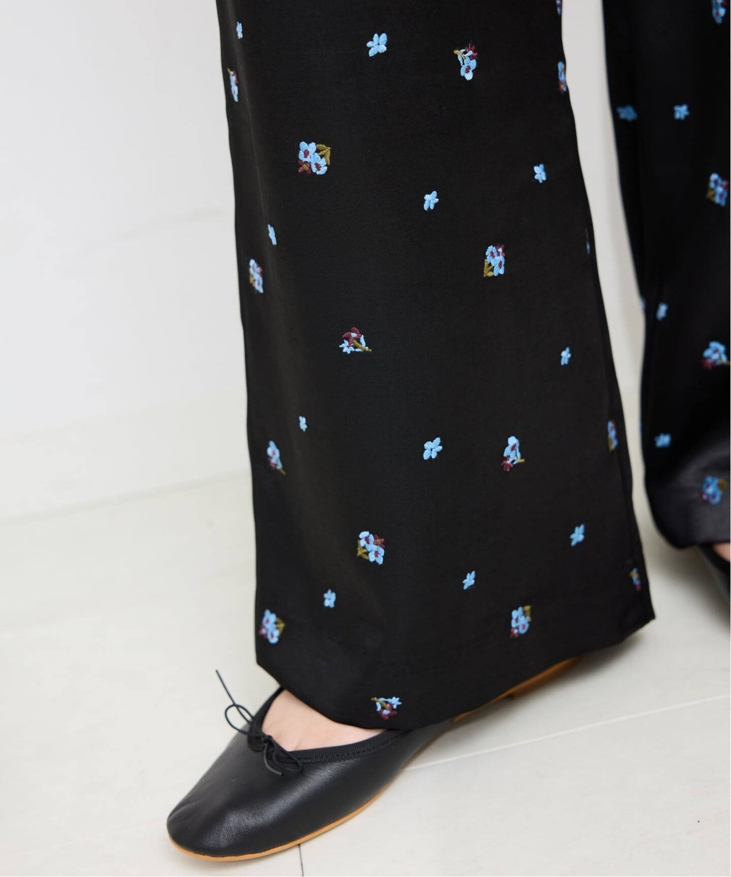 SLOBE IENA 《予約》flowerサテンストレートイージーパンツ スローブ イエナ パンツ その他のパンツ ブラック ブルー【送料無料】のサムネイル