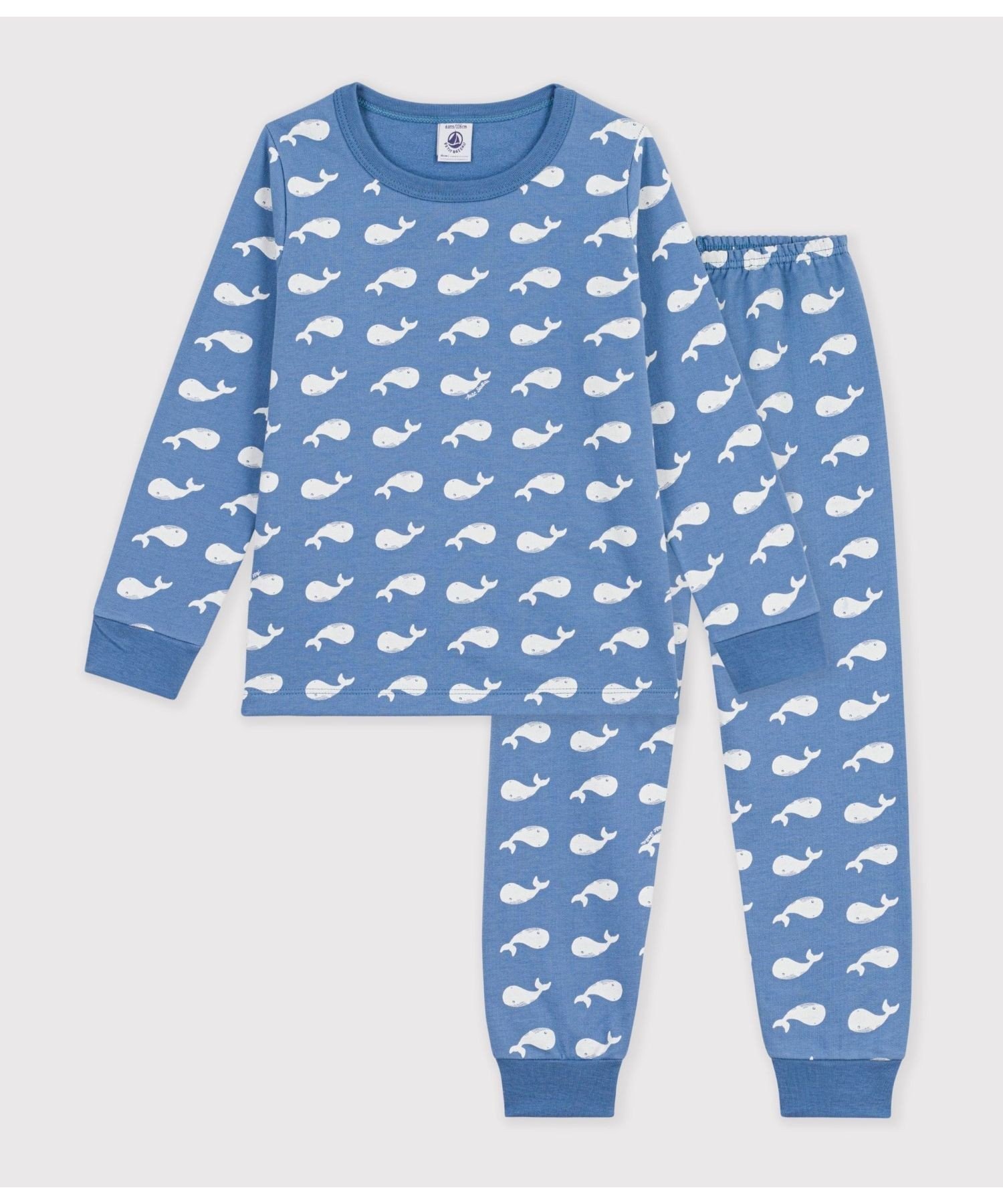 PETIT BATEAU（プチバトー）クジラプリント長袖パジャマおやすみ時間が待ち遠しくなる、クジラプリントのあったかパジャマ素材の特徴スポーティーな風合いと心地よい肌触りを兼ね備えたコットンスウェット素材　厳正な検査基準を持つGOTS認証のオーガニックコットンを使用愛らしいクジラプリントが全面に広がる長袖パジャマです。袖口と裾口はリブ仕様でほどよくフィットし、冷気が入りにくい快適なデザイン。穏やかなブルーに映えるクジラたちが、おやすみ時間を楽しく彩る一着です。※1.プリントは永久的なものではなく、もみや摩擦でひび割れたり、繰り返しの洗濯によるプリントの変色や、脱落が生じる場合があります。中性洗剤などで単独洗いをしてください。型番：A0GLJA-01-040 SR7438【採寸】サイズ上　着丈身幅袖丈下　着丈ウエスト2才 86cm36cm31cm30cm47.3cm19cm3才 95cm38.5cm32cm32.5cm52.3cm19cm4才 104cm41cm33cm35cm57.3cm20cm5才 110cm43cm34cm37.5cm59.8cm20cm商品のサイズについて【商品詳細】モロッコ素材：100%綿サイズ：2才 86cm、3才 95cm、4才 104cm、5才 110cm※画面上と実物では多少色具合が異なって見える場合もございます。ご了承ください。商品のカラーについてPETIT BATEAU（プチバトー）クジラプリント長袖パジャマおやすみ時間が待ち遠しくなる、クジラプリントのあったかパジャマ素材の特徴スポーティーな風合いと心地よい肌触りを兼ね備えたコットンスウェット素材　厳正な検査基準を持つGOTS認証のオーガニックコットンを使用愛らしいクジラプリントが全面に広がる長袖パジャマです。袖口と裾口はリブ仕様でほどよくフィットし、冷気が入りにくい快適なデザイン。穏やかなブルーに映えるクジラたちが、おやすみ時間を楽しく彩る一着です。※1.プリントは永久的なものではなく、もみや摩擦でひび割れたり、繰り返しの洗濯によるプリントの変色や、脱落が生じる場合があります。中性洗剤などで単独洗いをしてください。型番：A0GLJA-01-040 SR7438【採寸】サイズ上　着丈身幅袖丈下　着丈ウエスト2才 86cm36cm31cm30cm47.3cm19cm3才 95cm38.5cm32cm32.5cm52.3cm19cm4才 104cm41cm33cm35cm57.3cm20cm5才 110cm43cm34cm37.5cm59.8cm20cm商品のサイズについて【商品詳細】モロッコ素材：100%綿サイズ：2才 86cm、3才 95cm、4才 104cm、5才 110cm※画面上と実物では多少色具合が異なって見える場合もございます。ご了承ください。商品のカラーについて